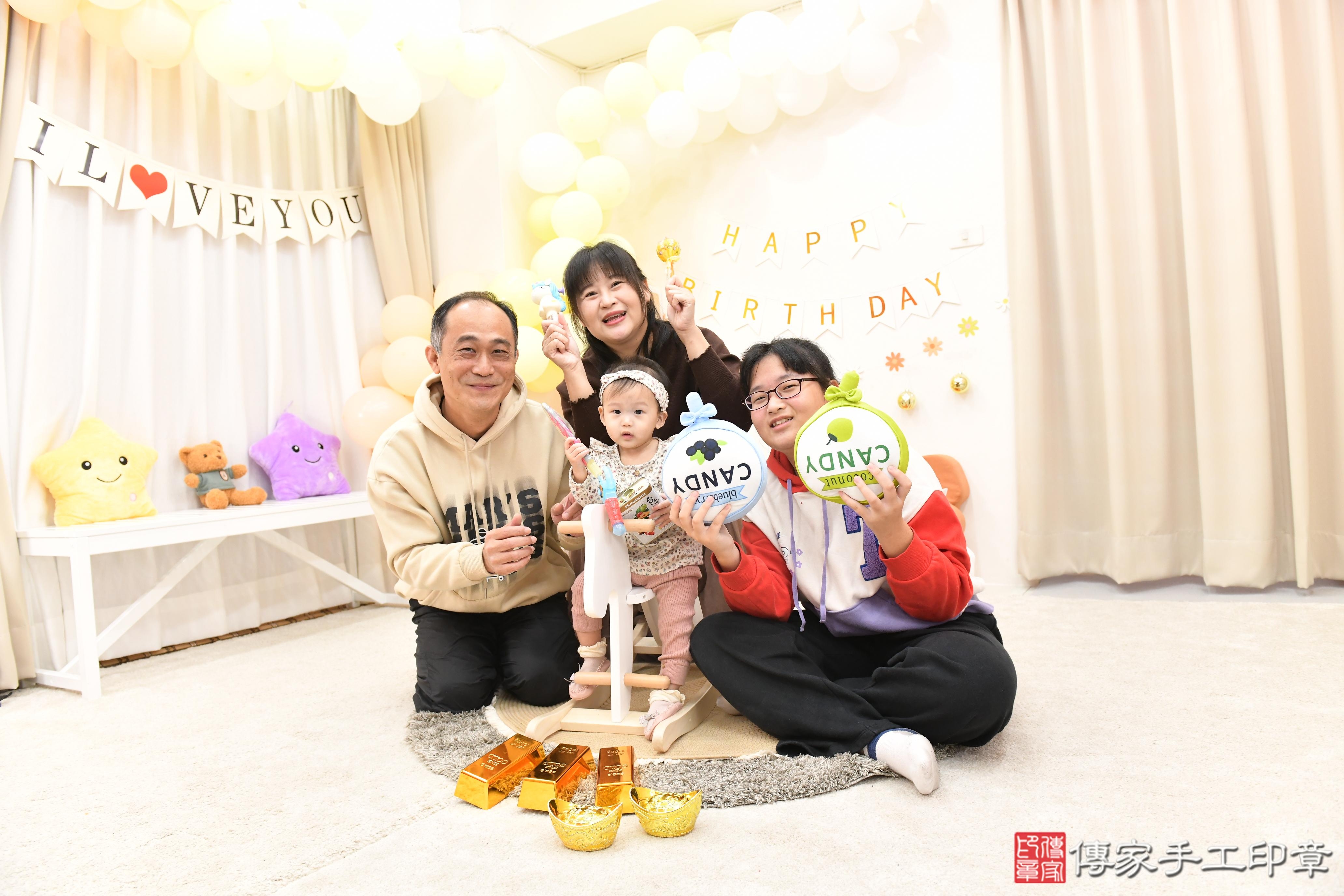 傳家手工印章高雄店、美式抓周、抓周道具、未來職業、滿周歲、小菲寶寶、高雄市、拍照、生日快樂 傳家手工印章高雄店、美式抓周、抓周道具、未來職業、滿周歲、小菲寶寶、高雄市、拍照、生日快樂