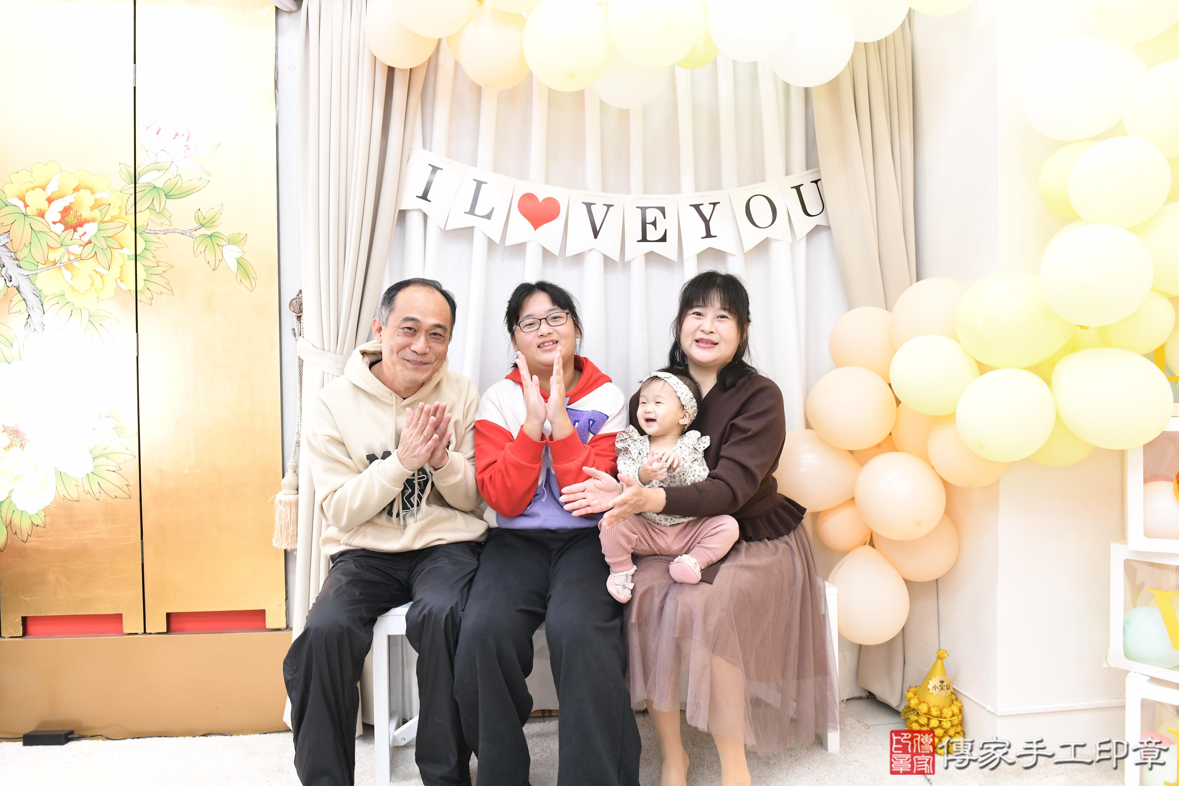 傳家手工印章高雄店、美式抓周、抓周道具、未來職業、滿周歲、小菲寶寶、高雄市、拍照、生日快樂 傳家手工印章高雄店、美式抓周、抓周道具、未來職業、滿周歲、小菲寶寶、高雄市、拍照、生日快樂