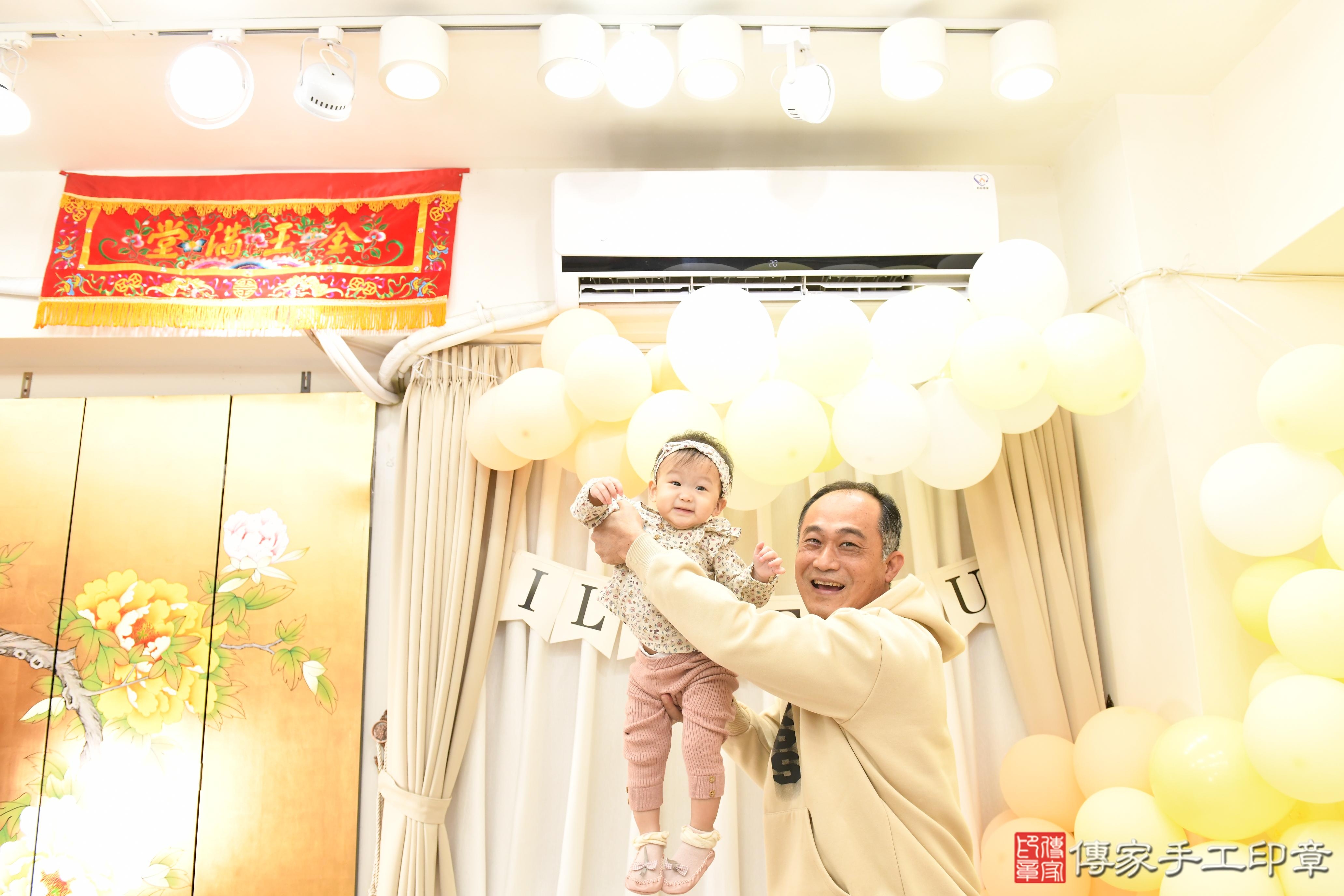 傳家手工印章高雄店、美式抓周、抓周道具、未來職業、滿周歲、小菲寶寶、高雄市、拍照、生日快樂 傳家手工印章高雄店、美式抓周、抓周道具、未來職業、滿周歲、小菲寶寶、高雄市、拍照、生日快樂