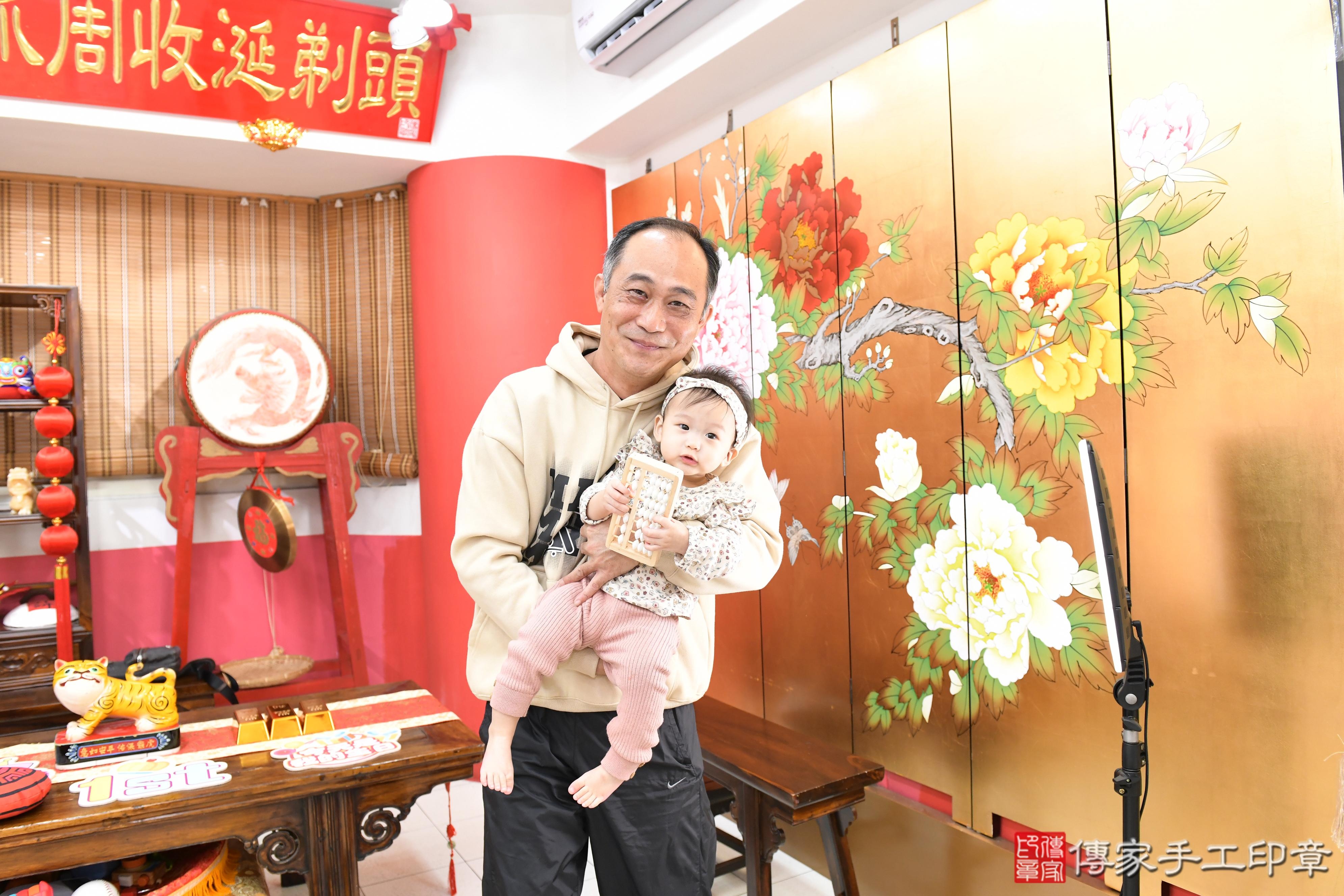 傳家手工印章高雄店、美式抓周、抓周道具、未來職業、滿周歲、小菲寶寶、高雄市、拍照、生日快樂 傳家手工印章高雄店、美式抓周、抓周道具、未來職業、滿周歲、小菲寶寶、高雄市、拍照、生日快樂