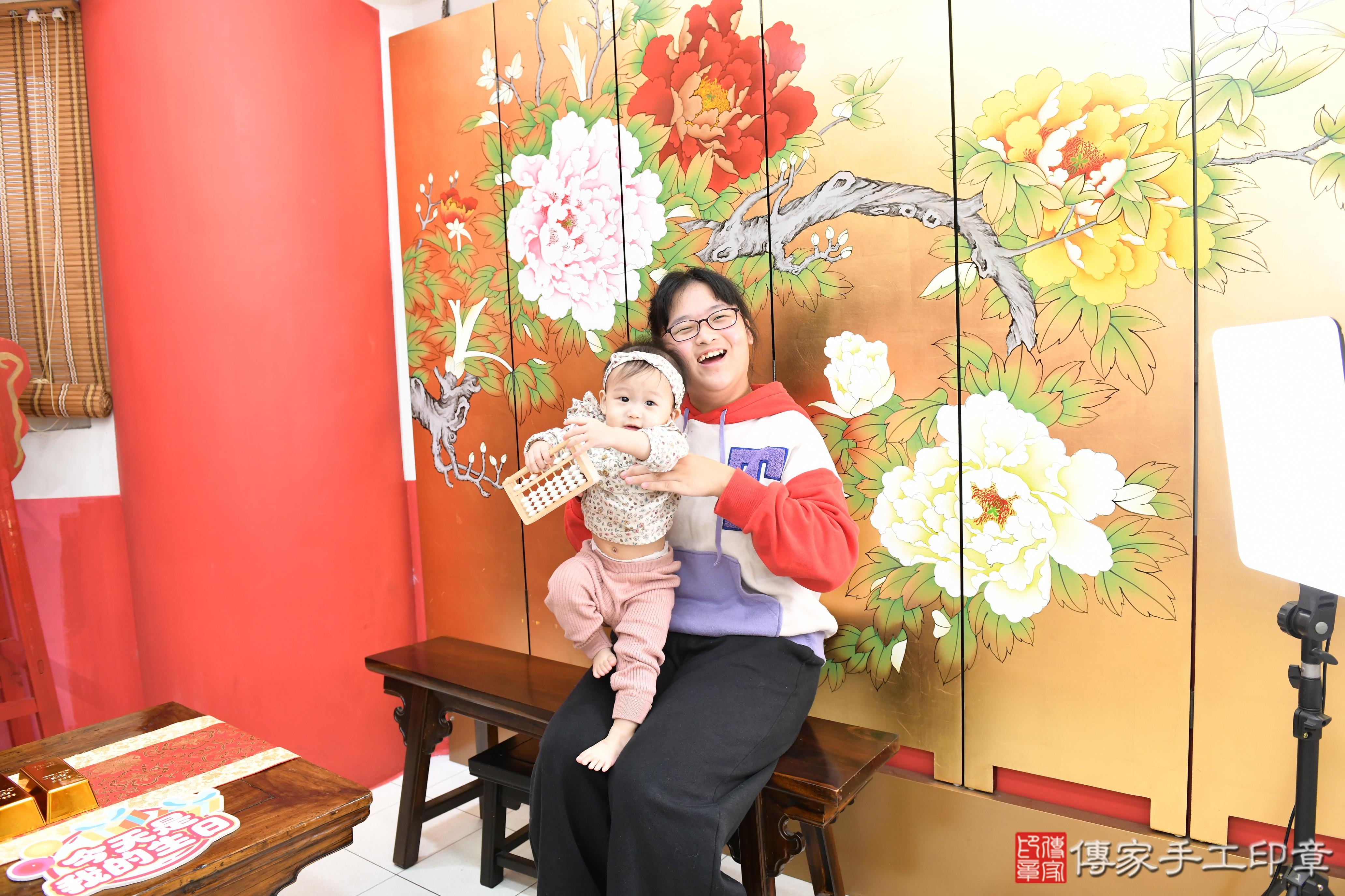 傳家手工印章高雄店、美式抓周、抓周道具、未來職業、滿周歲、小菲寶寶、高雄市、拍照、生日快樂 傳家手工印章高雄店、美式抓周、抓周道具、未來職業、滿周歲、小菲寶寶、高雄市、拍照、生日快樂