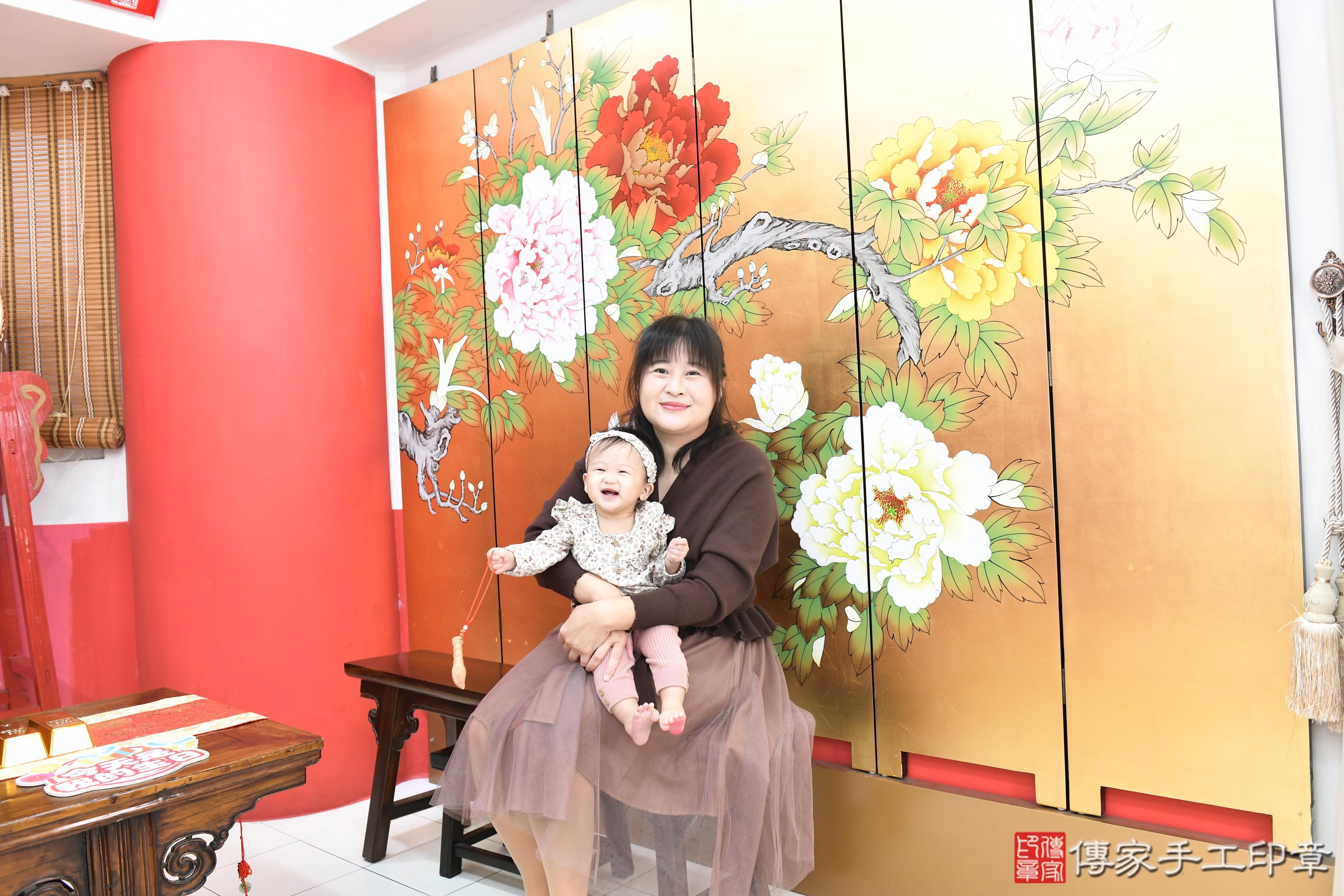 傳家手工印章高雄店、美式抓周、抓周道具、未來職業、滿周歲、小菲寶寶、高雄市、拍照、生日快樂 傳家手工印章高雄店、美式抓周、抓周道具、未來職業、滿周歲、小菲寶寶、高雄市、拍照、生日快樂