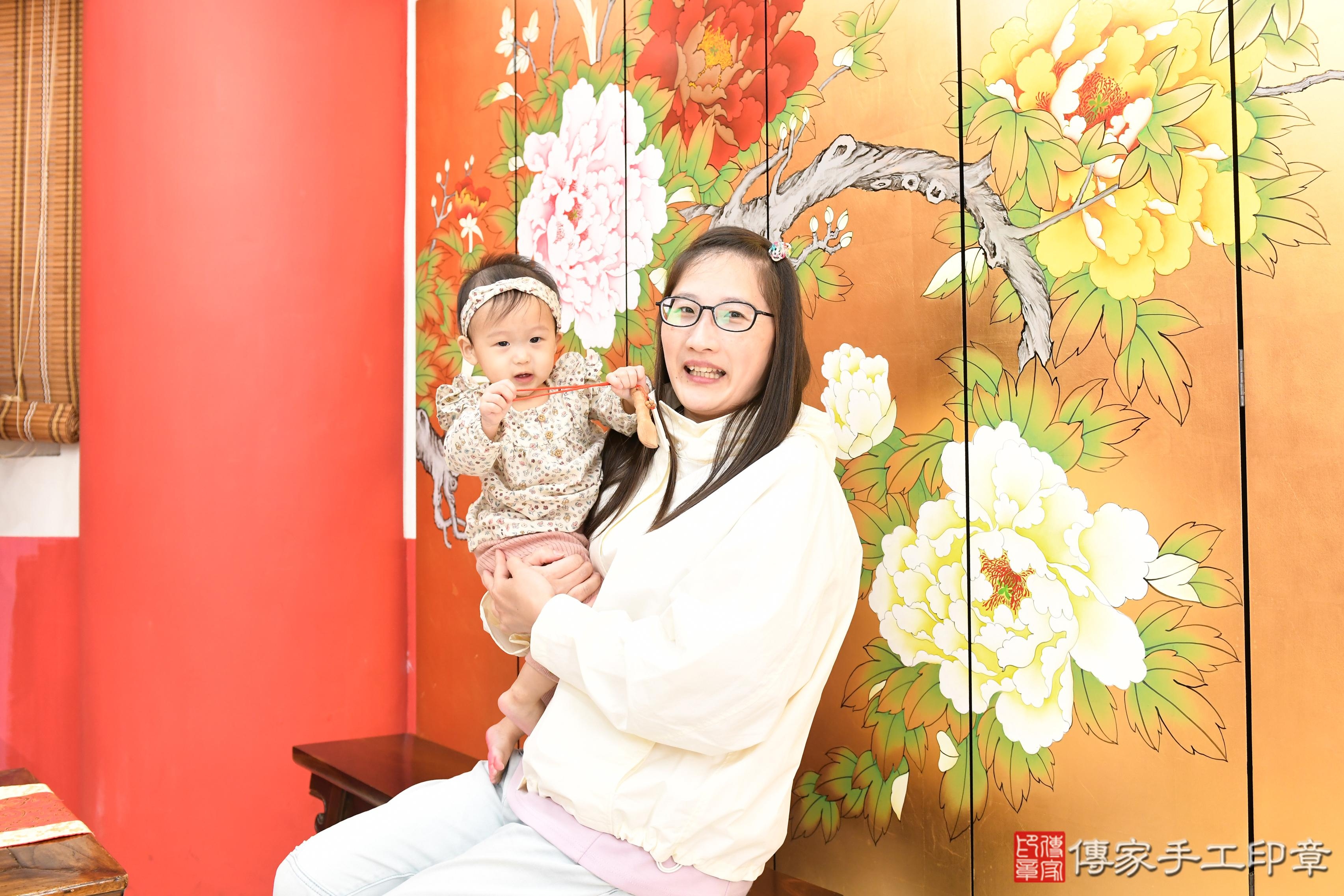傳家手工印章高雄店、美式抓周、抓周道具、未來職業、滿周歲、小菲寶寶、高雄市、拍照、生日快樂 傳家手工印章高雄店、美式抓周、抓周道具、未來職業、滿周歲、小菲寶寶、高雄市、拍照、生日快樂