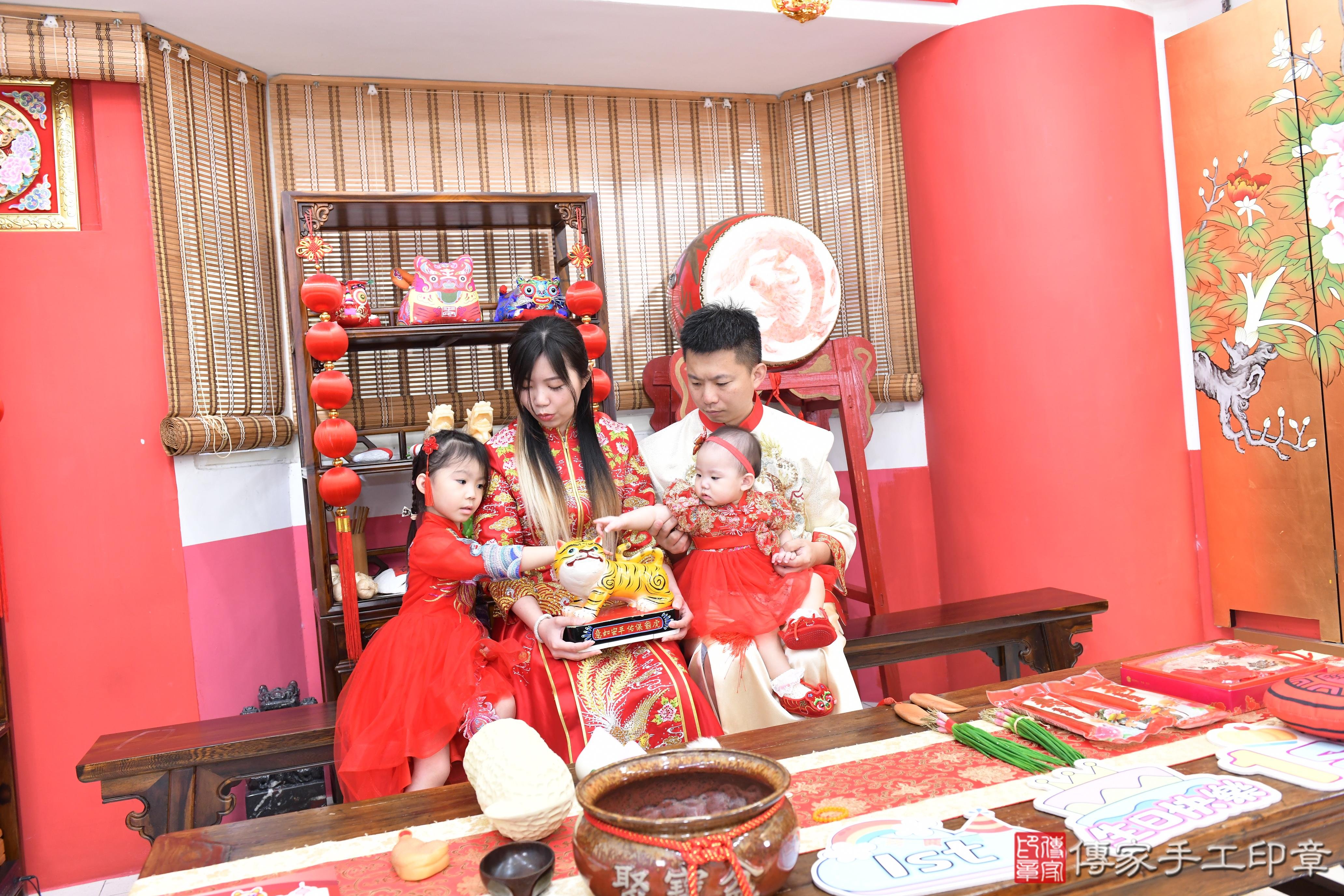 傳家手工印章高雄店、美式抓周、抓周道具、未來職業、滿周歲、芯芯寶寶、高雄市、拍照、生日快樂 傳家手工印章高雄店、美式抓周、抓周道具、未來職業、滿周歲、芯芯寶寶、高雄市、拍照、生日快樂