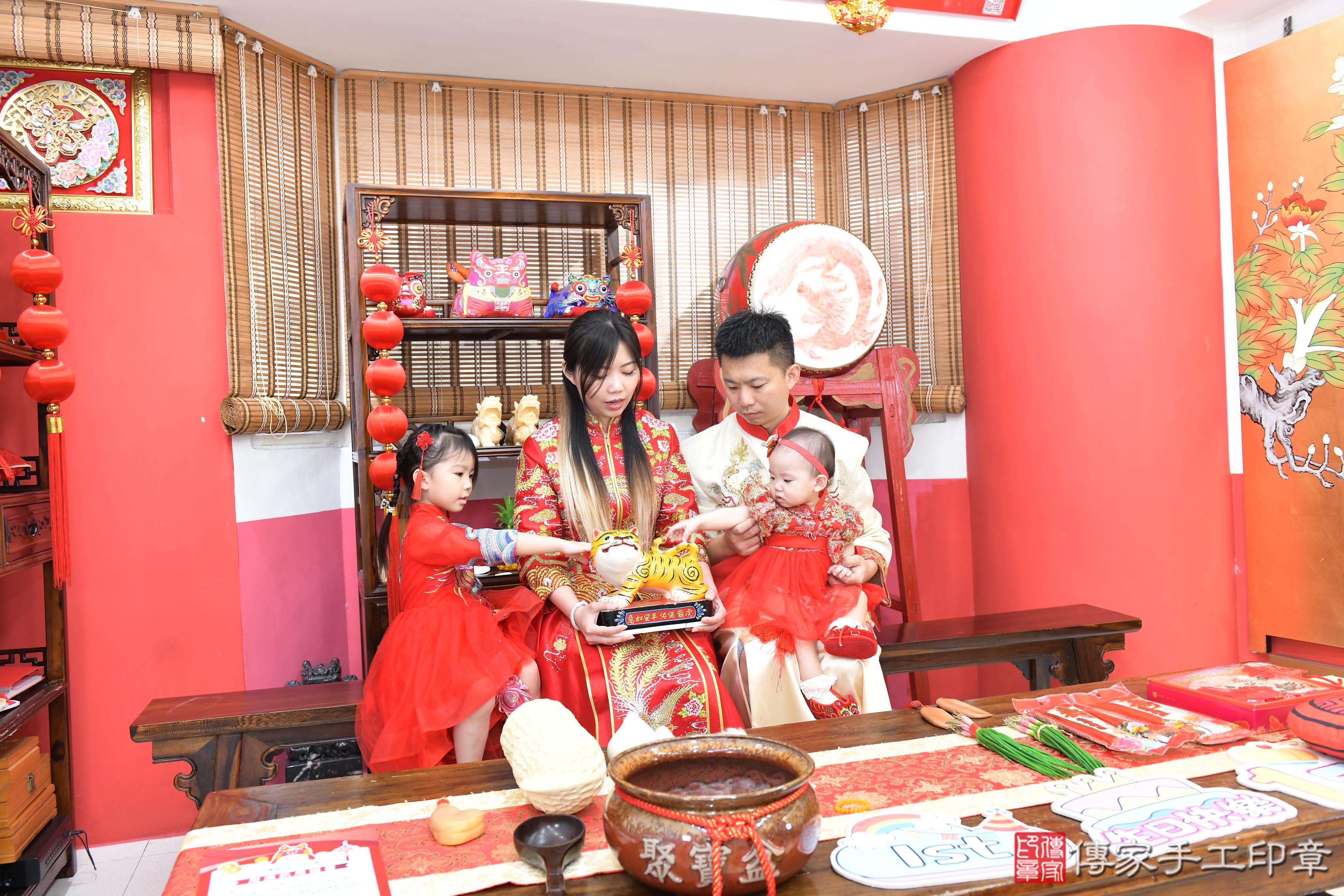 傳家手工印章高雄店、美式抓周、抓周道具、未來職業、滿周歲、芯芯寶寶、高雄市、拍照、生日快樂 傳家手工印章高雄店、美式抓周、抓周道具、未來職業、滿周歲、芯芯寶寶、高雄市、拍照、生日快樂
