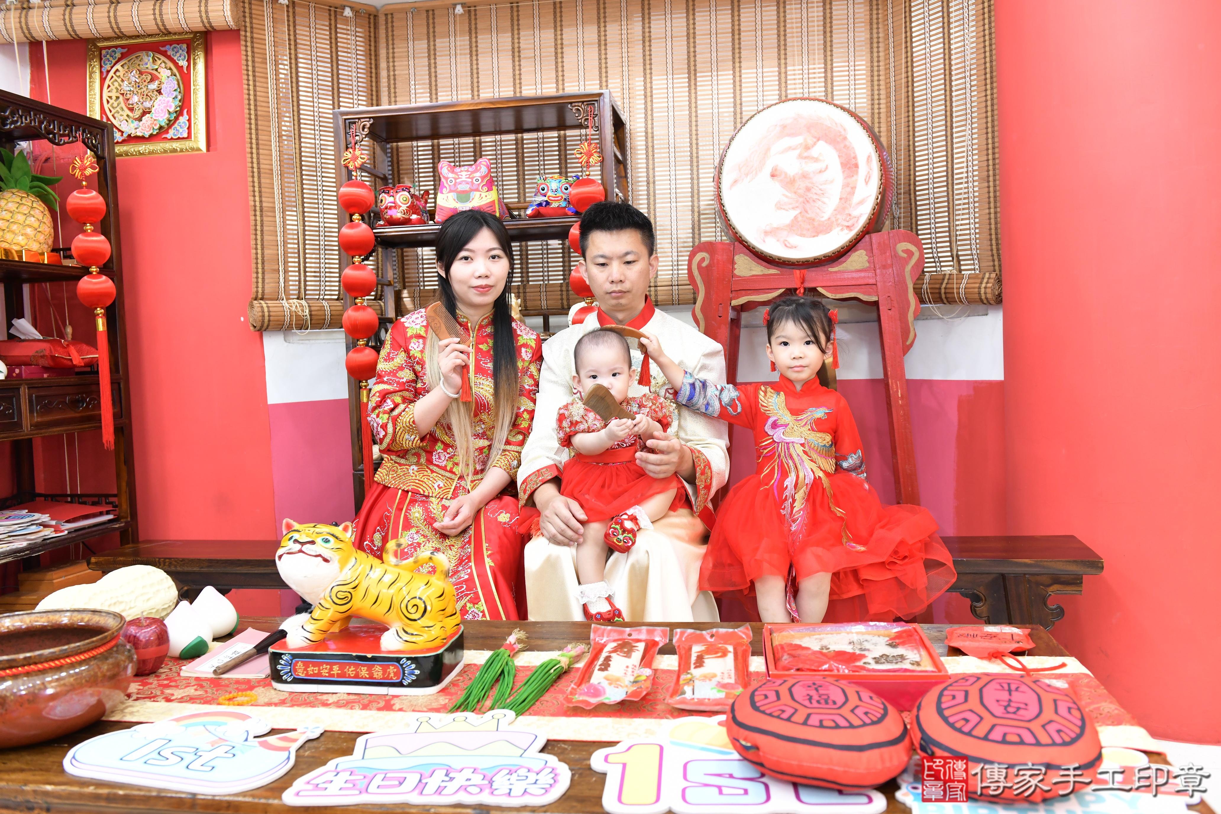 傳家手工印章高雄店、美式抓周、抓周道具、未來職業、滿周歲、芯芯寶寶、高雄市、拍照、生日快樂 傳家手工印章高雄店、美式抓周、抓周道具、未來職業、滿周歲、芯芯寶寶、高雄市、拍照、生日快樂