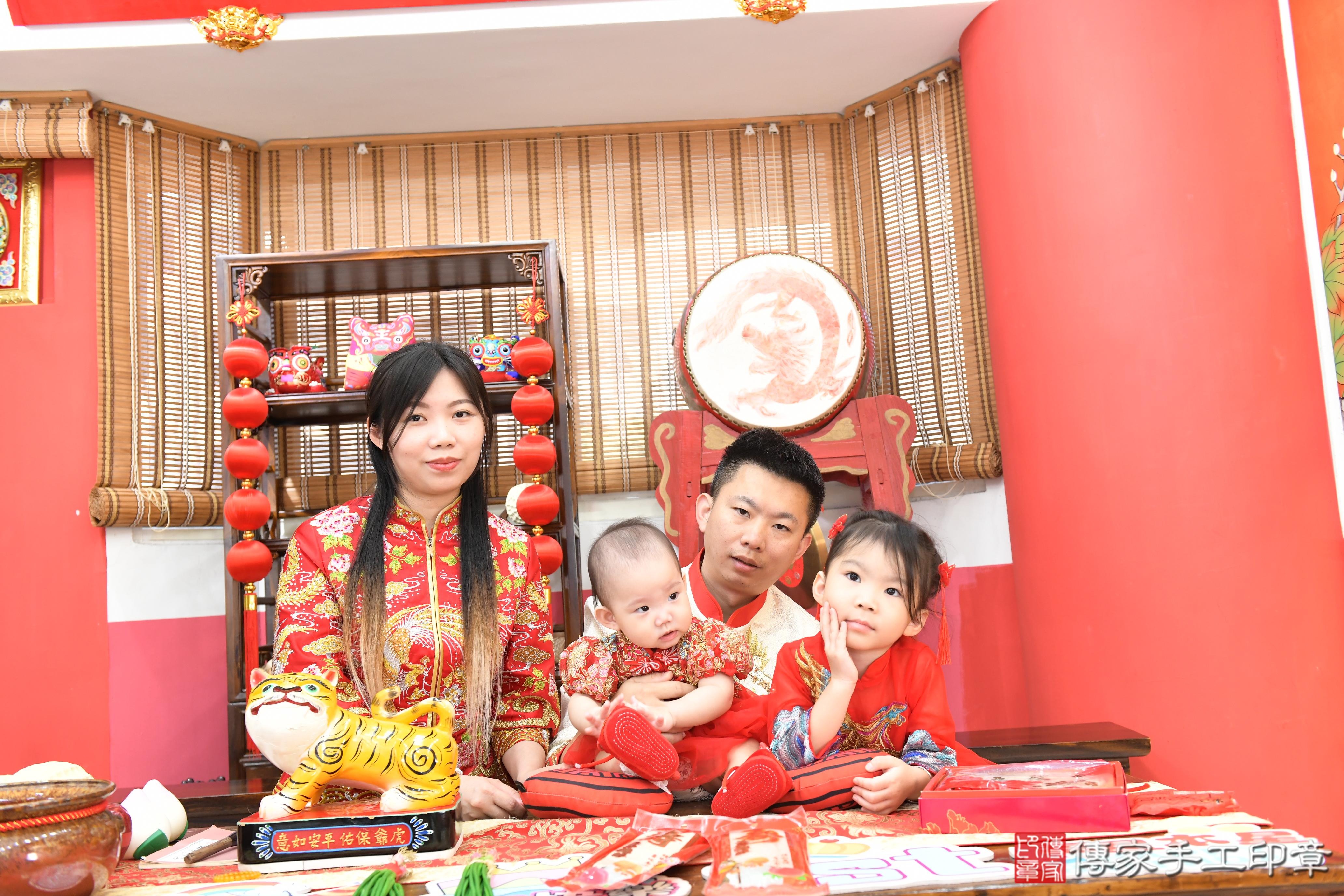 傳家手工印章高雄店、美式抓周、抓周道具、未來職業、滿周歲、芯芯寶寶、高雄市、拍照、生日快樂 傳家手工印章高雄店、美式抓周、抓周道具、未來職業、滿周歲、芯芯寶寶、高雄市、拍照、生日快樂