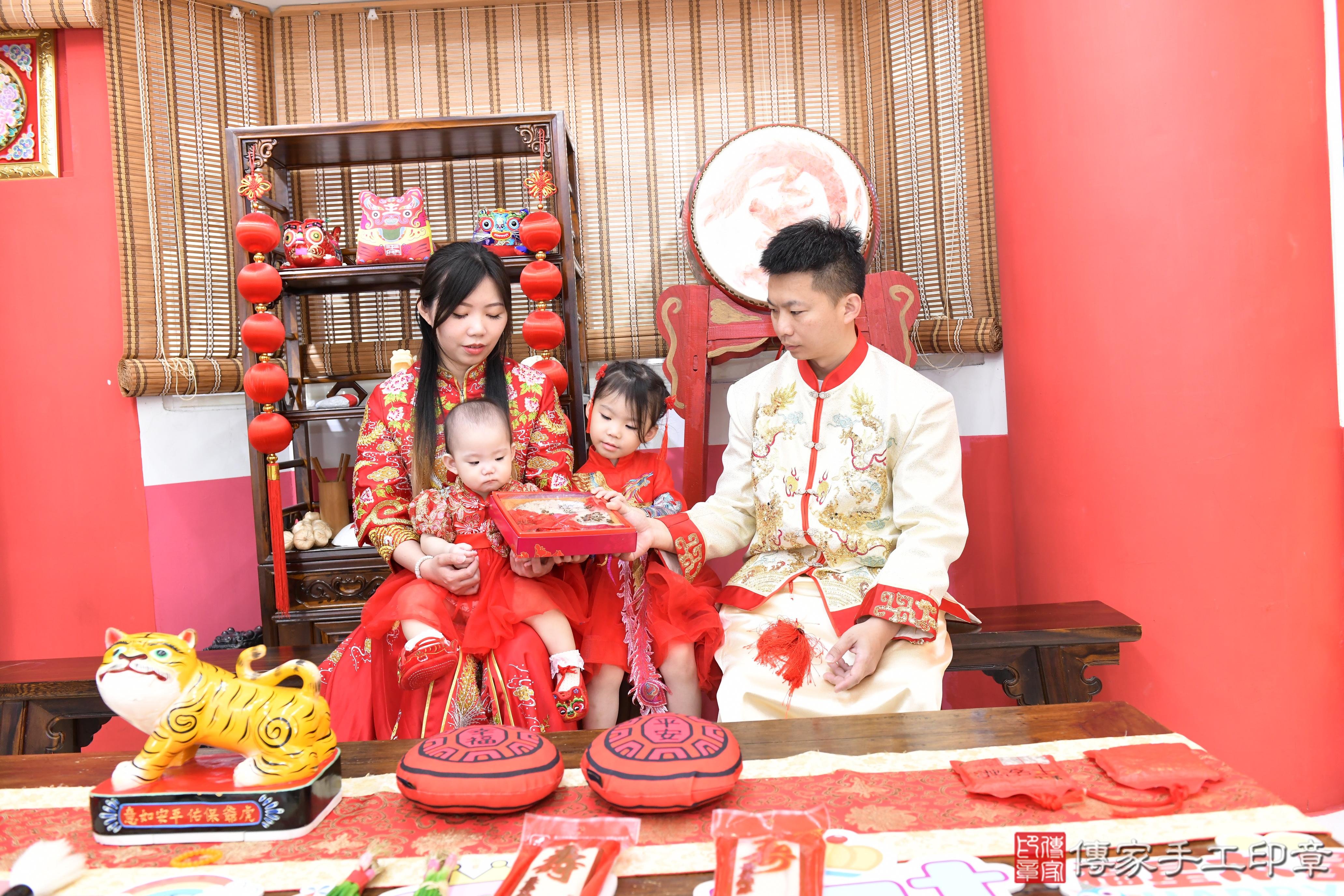 傳家手工印章高雄店、美式抓周、抓周道具、未來職業、滿周歲、芯芯寶寶、高雄市、拍照、生日快樂 傳家手工印章高雄店、美式抓周、抓周道具、未來職業、滿周歲、芯芯寶寶、高雄市、拍照、生日快樂