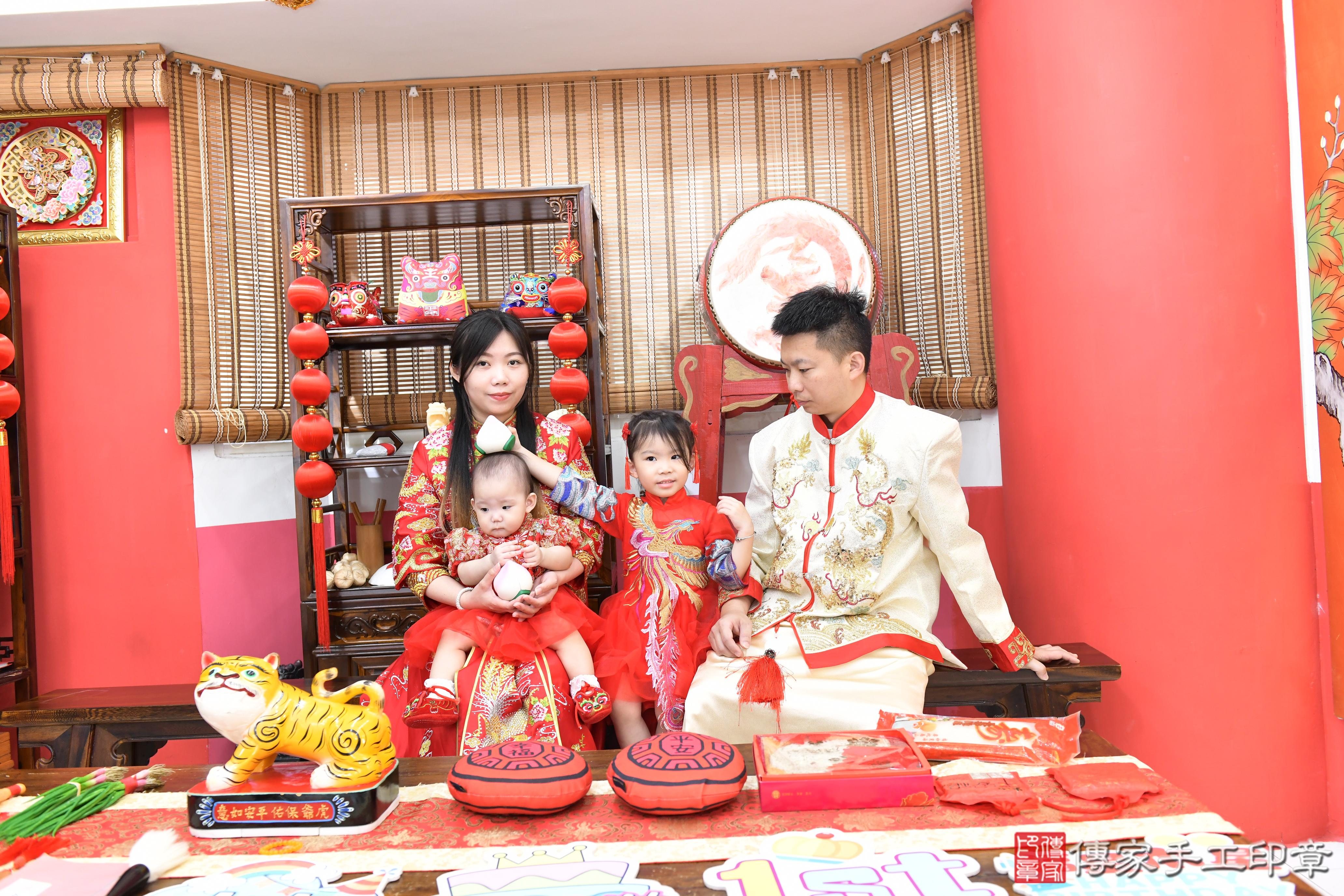 傳家手工印章高雄店、美式抓周、抓周道具、未來職業、滿周歲、芯芯寶寶、高雄市、拍照、生日快樂 傳家手工印章高雄店、美式抓周、抓周道具、未來職業、滿周歲、芯芯寶寶、高雄市、拍照、生日快樂