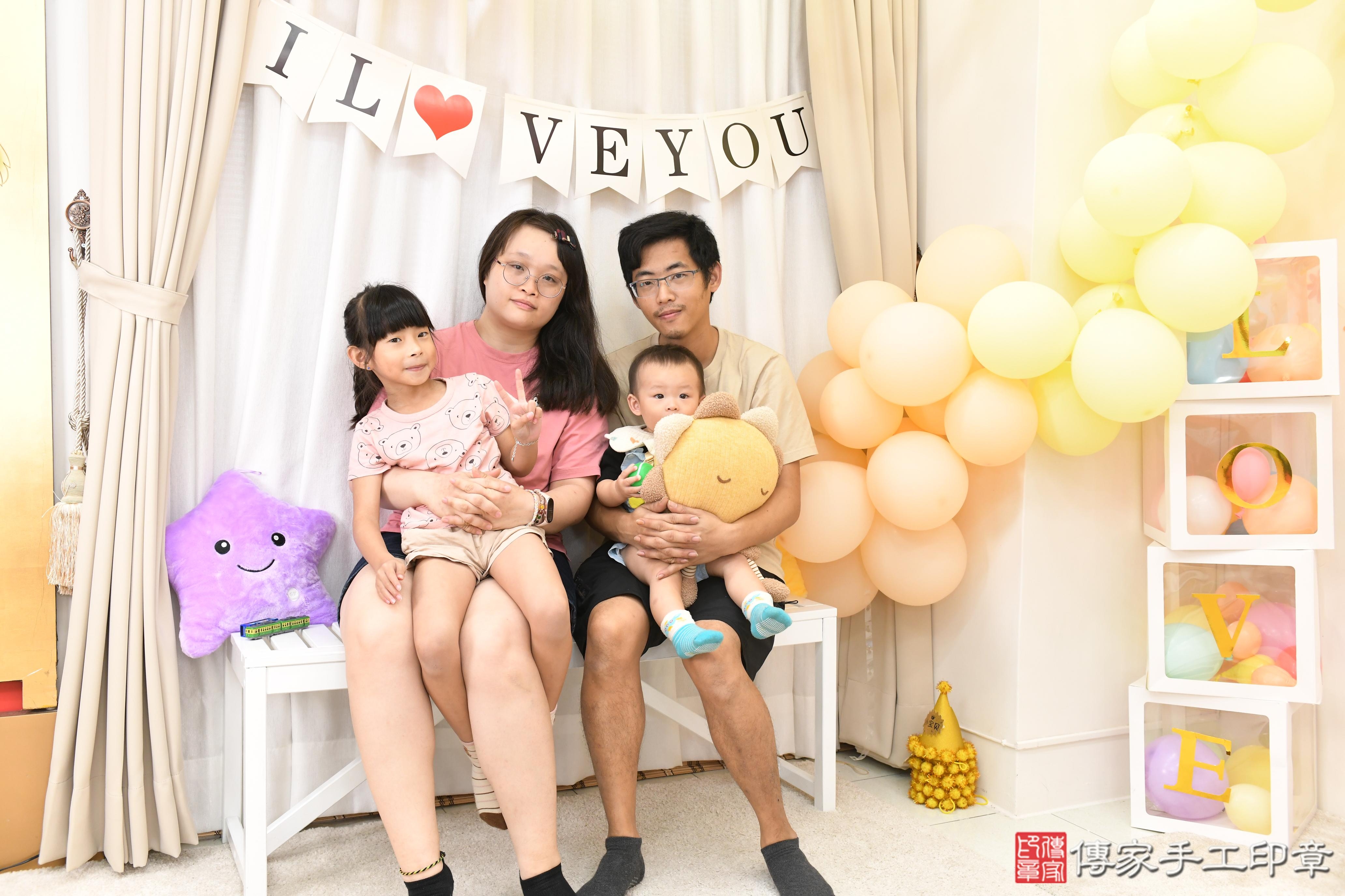 傳家手工印章高雄店、美式抓周、抓周道具、未來職業、滿周歲、玹玹寶寶、高雄市、拍照、生日快樂