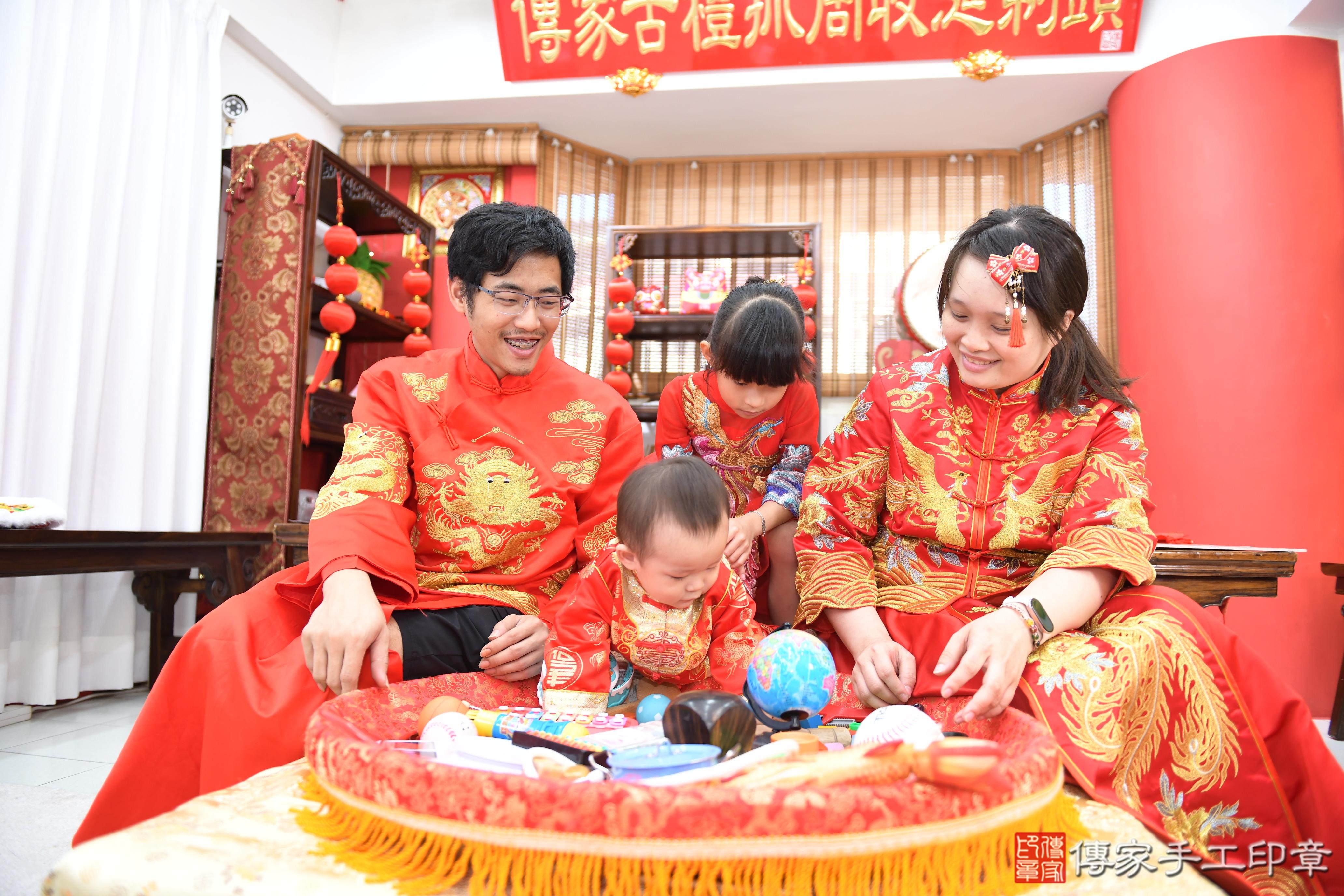 傳家手工印章高雄店、美式抓周、抓周道具、未來職業、滿周歲、玹玹寶寶、高雄市、拍照、生日快樂