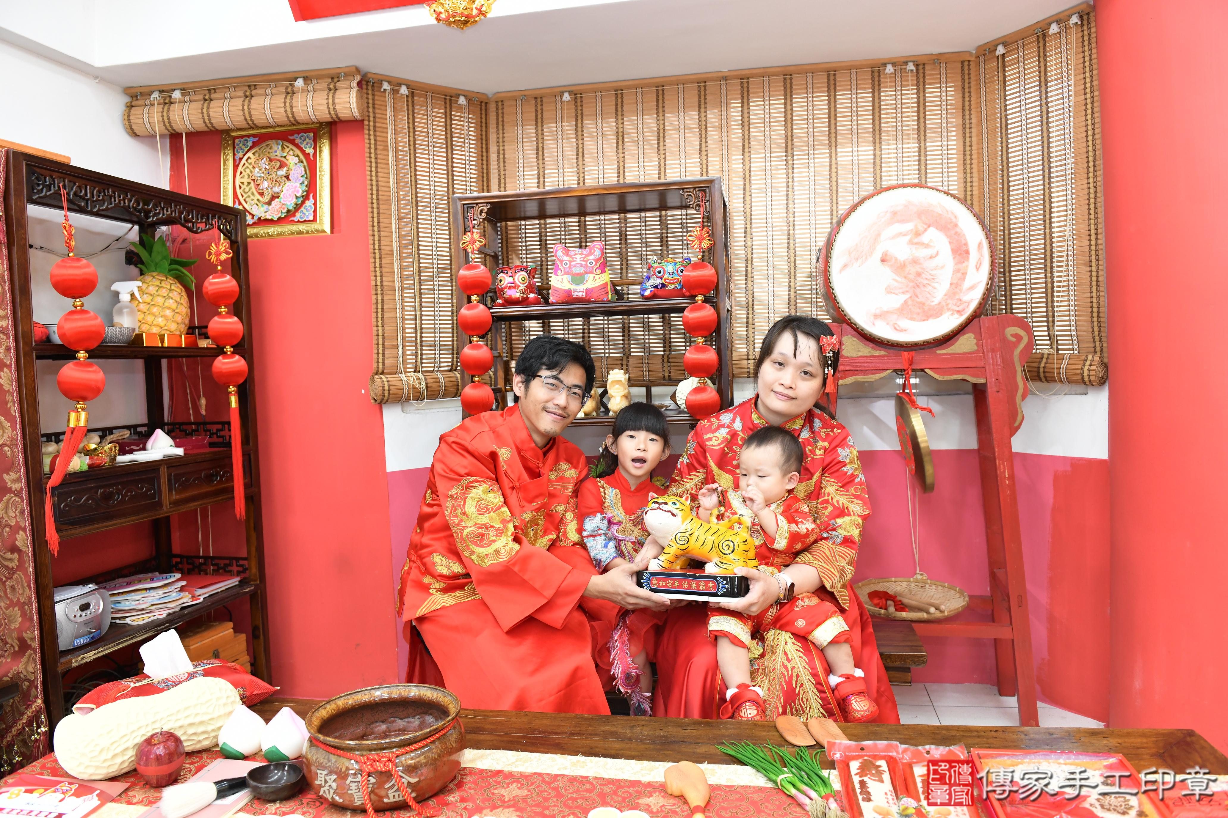 傳家手工印章高雄店、美式抓周、抓周道具、未來職業、滿周歲、玹玹寶寶、高雄市、拍照、生日快樂