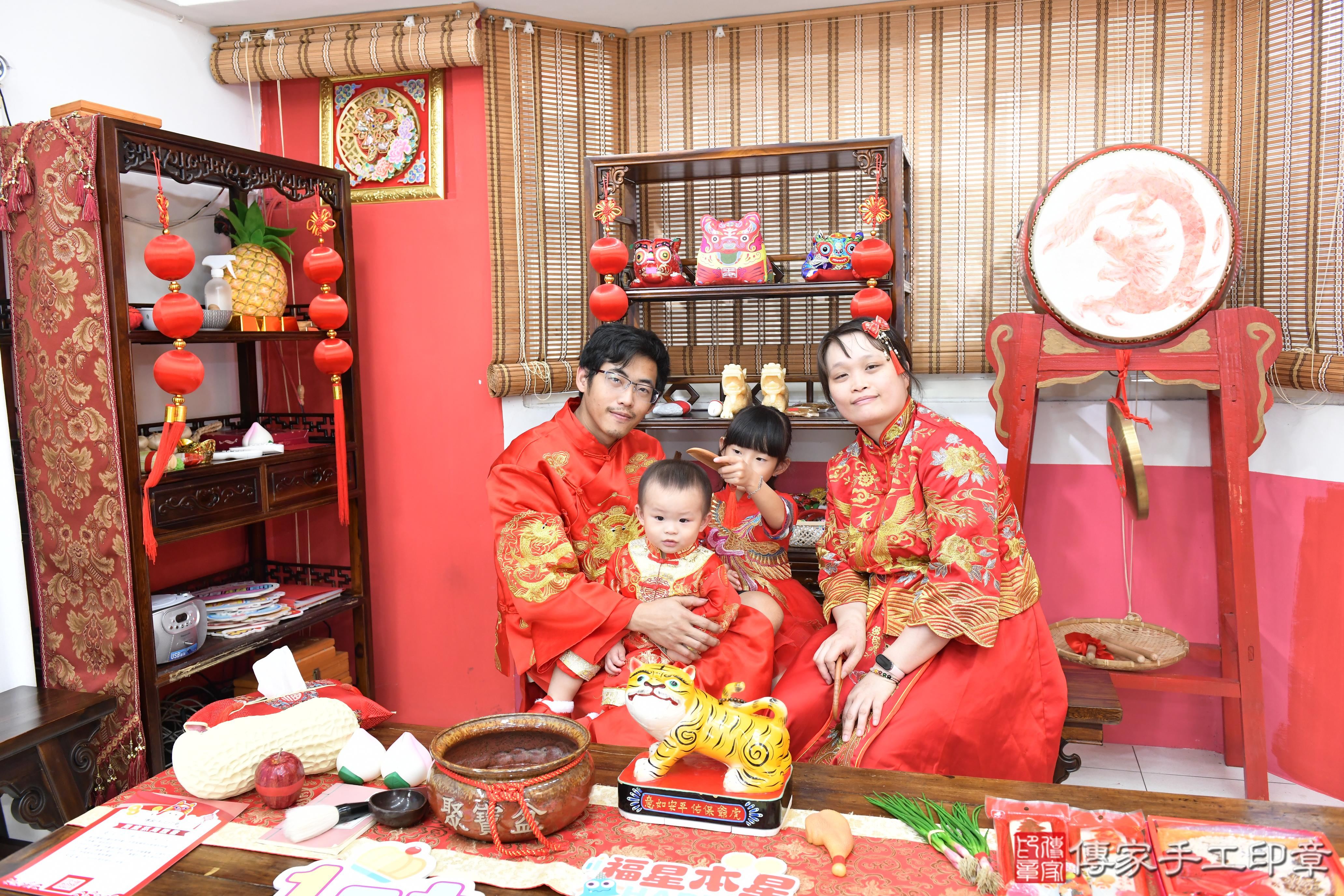 傳家手工印章高雄店、美式抓周、抓周道具、未來職業、滿周歲、玹玹寶寶、高雄市、拍照、生日快樂