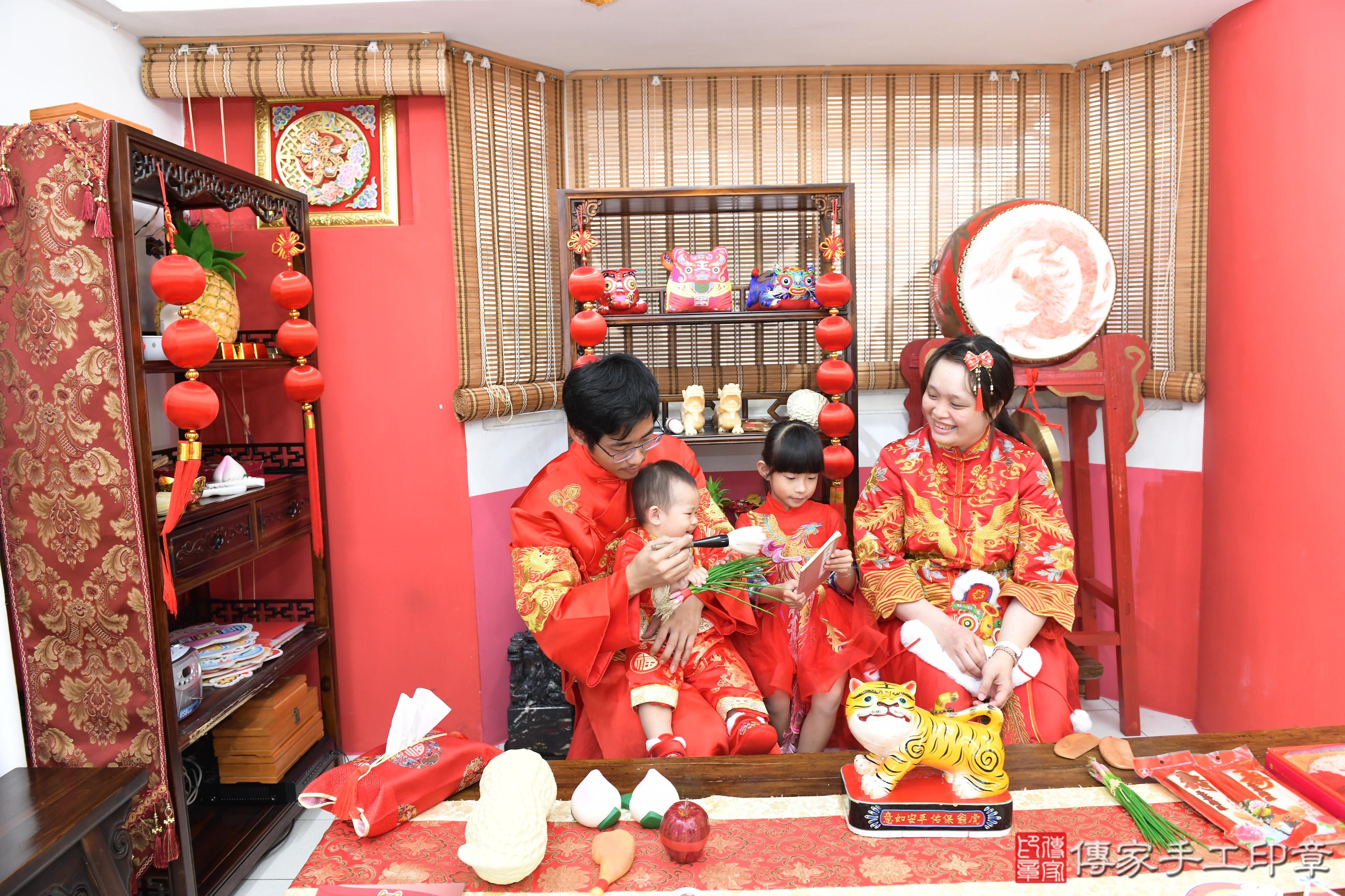 傳家手工印章高雄店、美式抓周、抓周道具、未來職業、滿周歲、玹玹寶寶、高雄市、拍照、生日快樂