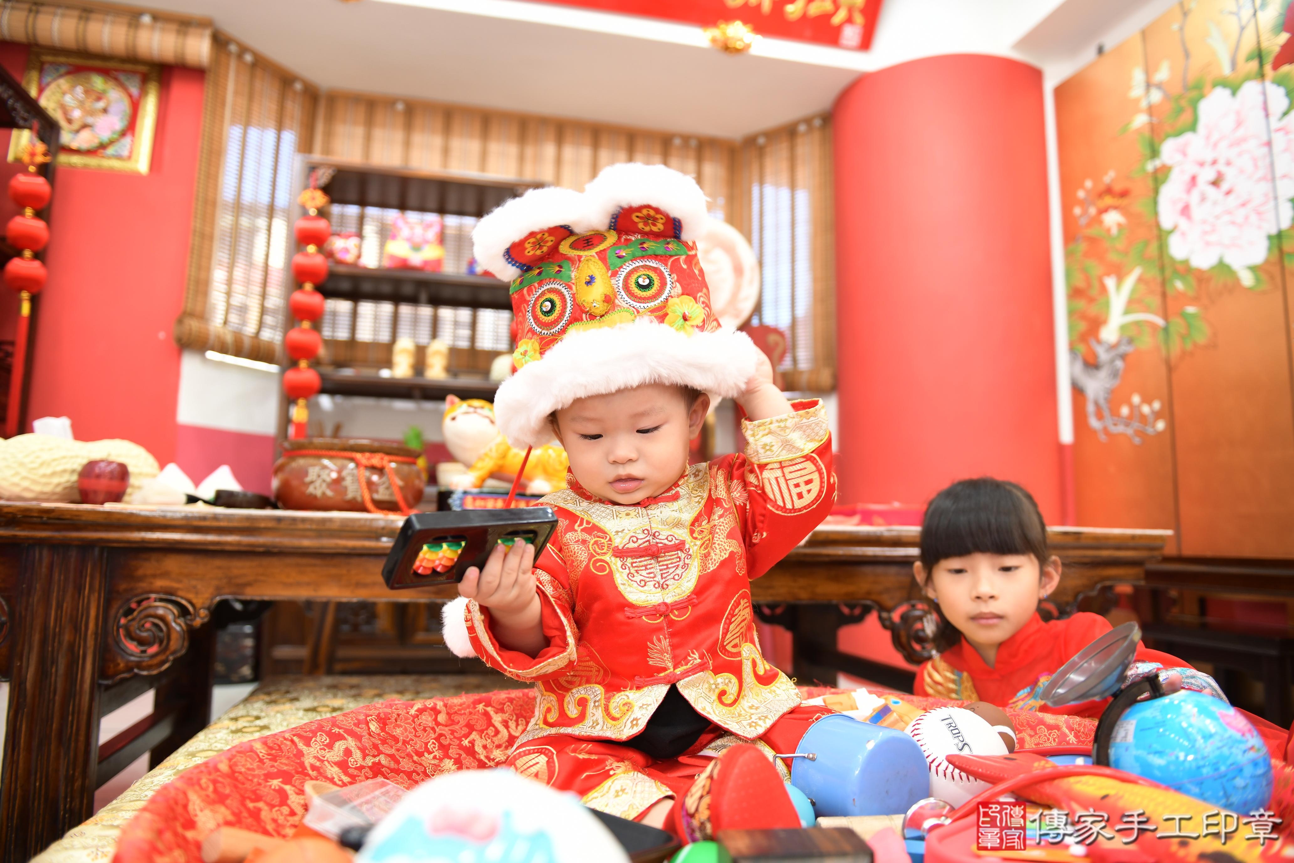傳家手工印章高雄店、美式抓周、抓周道具、未來職業、滿周歲、玹玹寶寶、高雄市、拍照、生日快樂