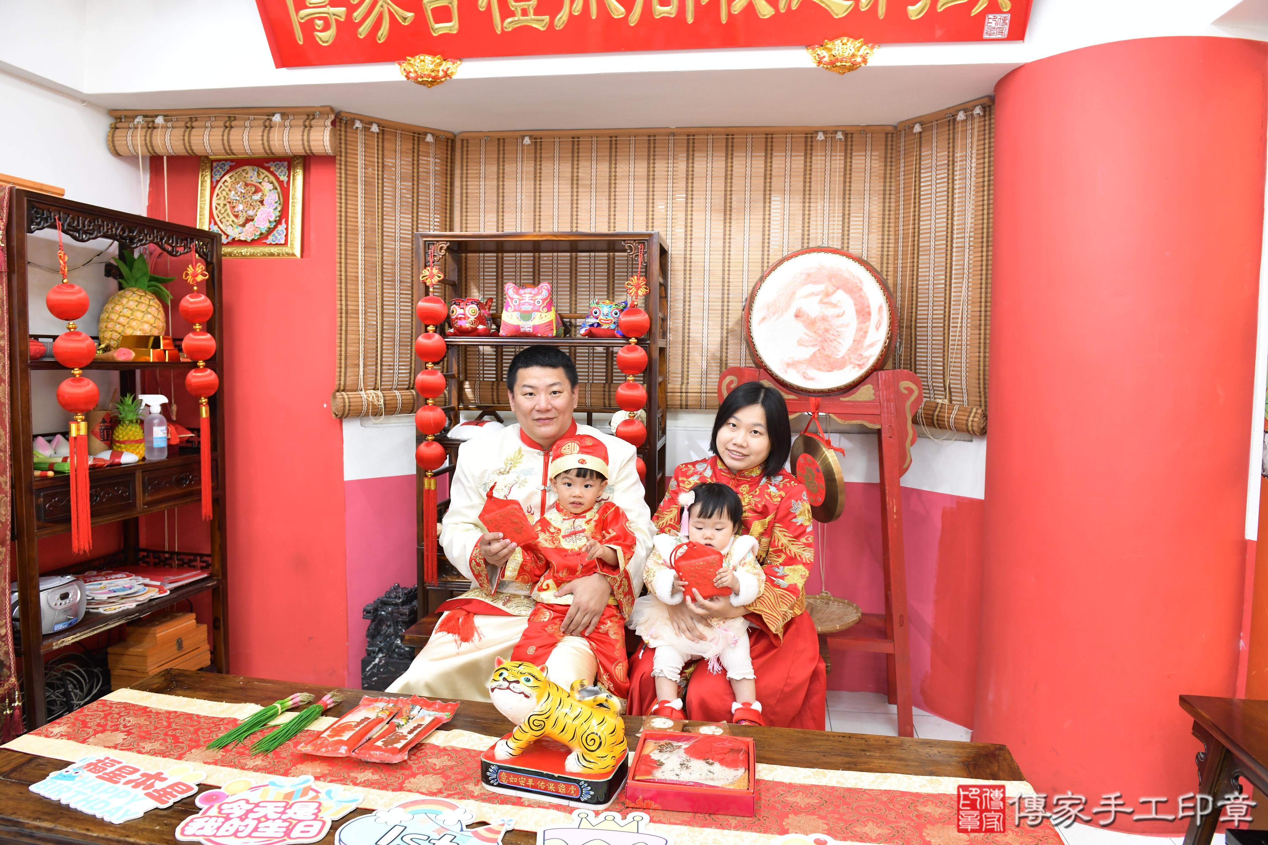 傳家手工印章高雄店、美式抓周、抓周道具、未來職業、滿周歲、小庭寶寶、高雄市、拍照、生日快樂