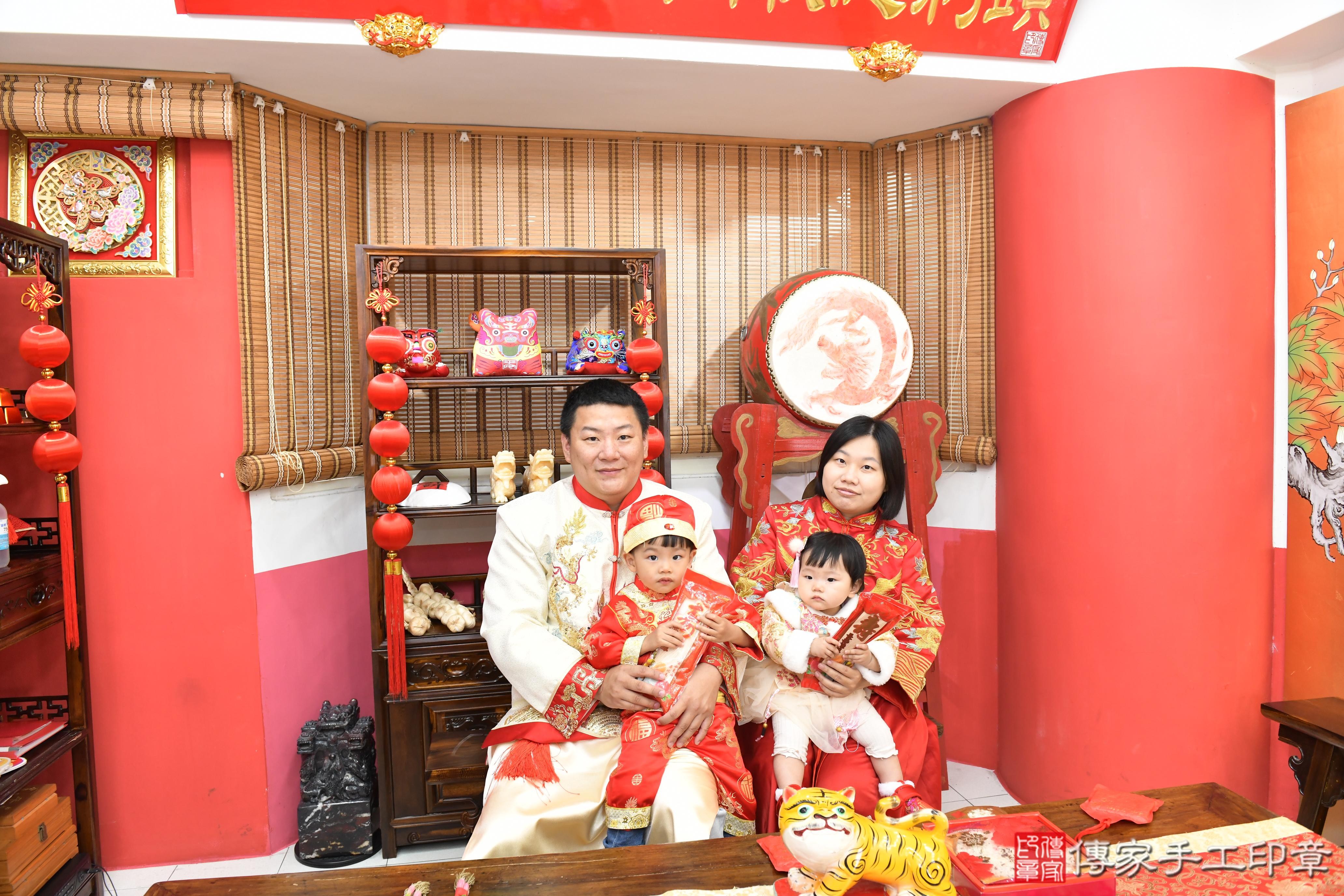 傳家手工印章高雄店、美式抓周、抓周道具、未來職業、滿周歲、小庭寶寶、高雄市、拍照、生日快樂