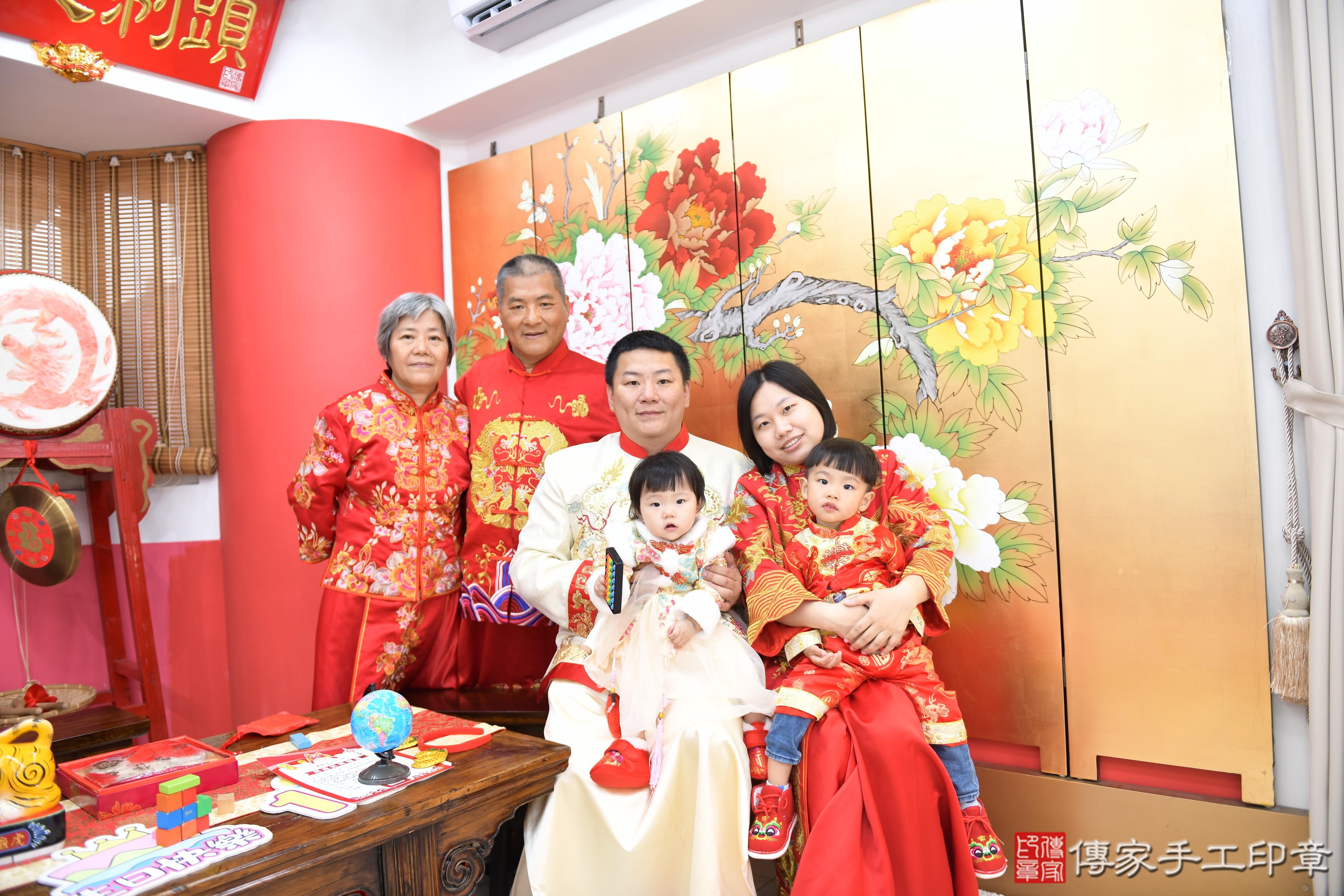 傳家手工印章高雄店、美式抓周、抓周道具、未來職業、滿周歲、小庭寶寶、高雄市、拍照、生日快樂