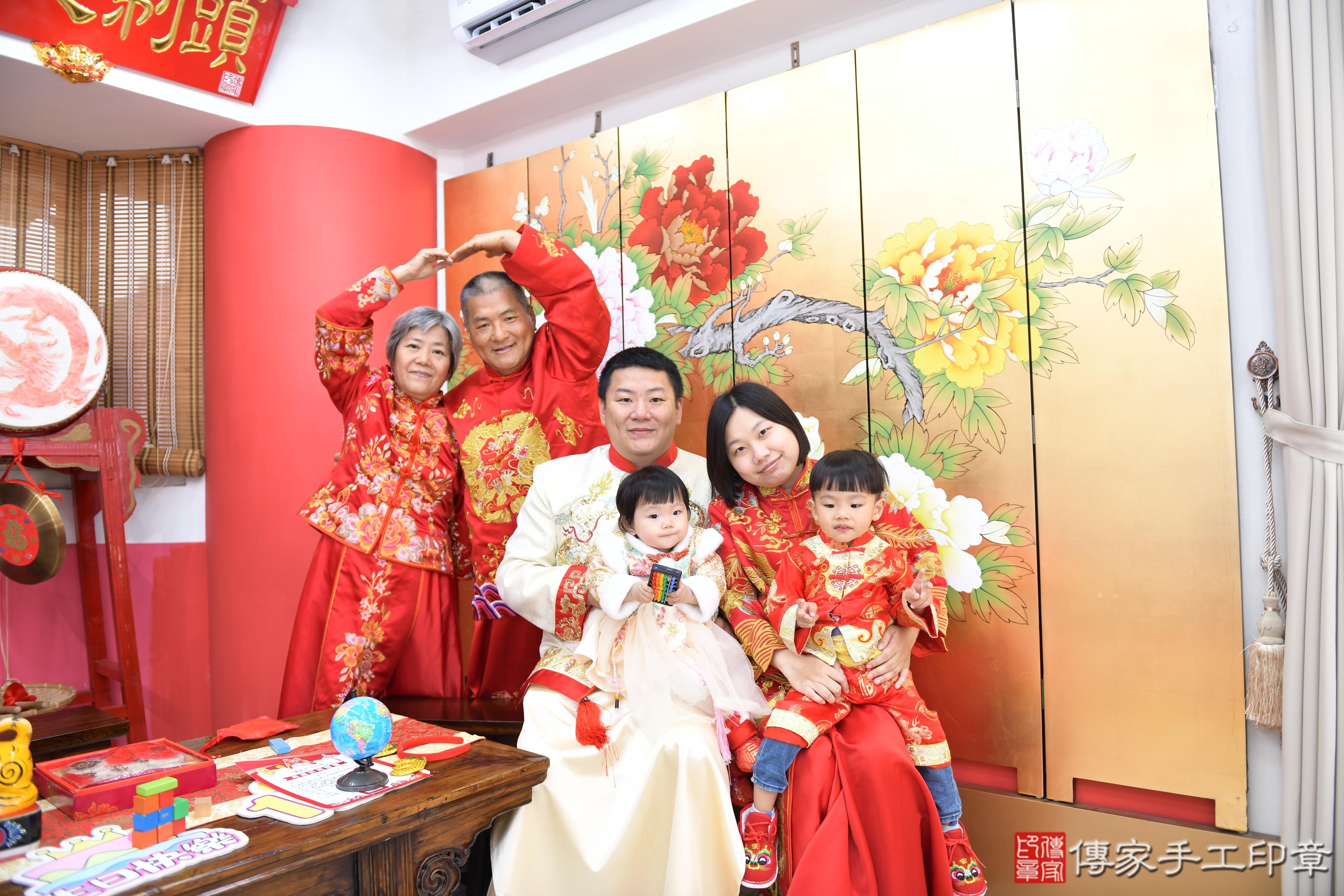 傳家手工印章高雄店、美式抓周、抓周道具、未來職業、滿周歲、小庭寶寶、高雄市、拍照、生日快樂