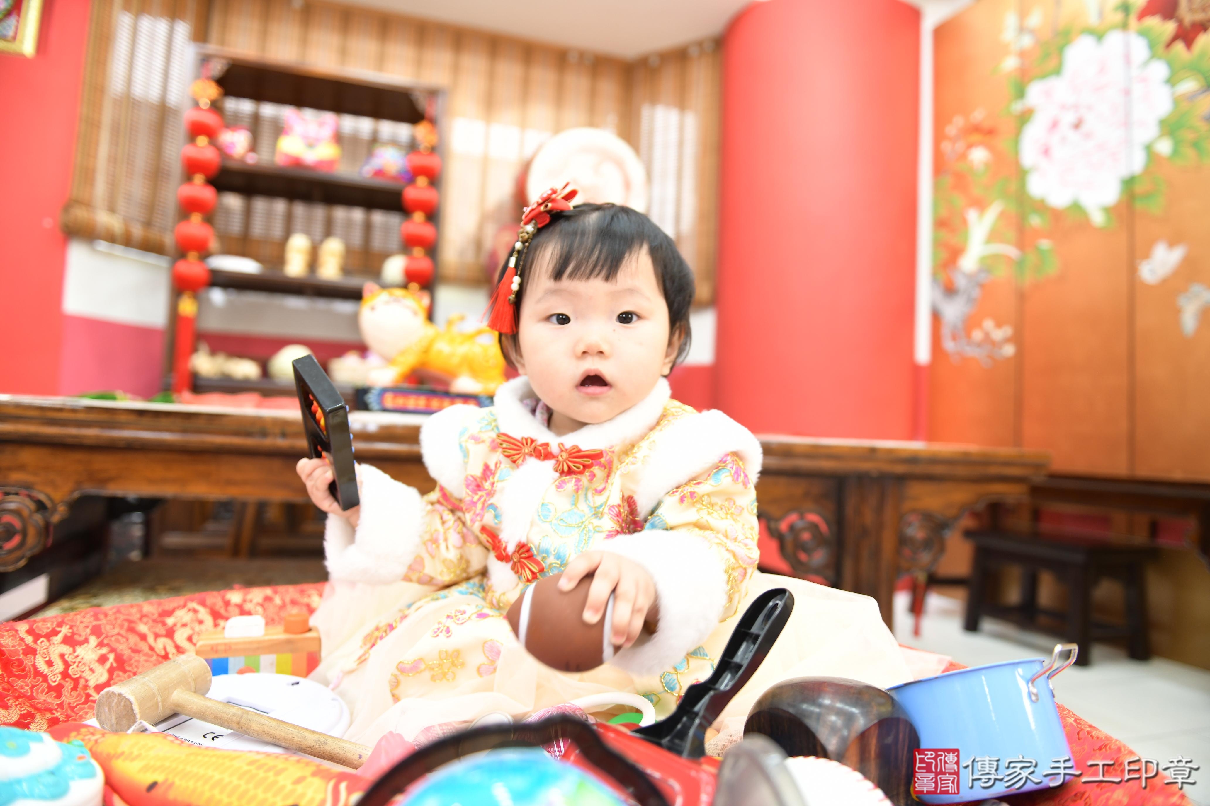 傳家手工印章高雄店、美式抓周、抓周道具、未來職業、滿周歲、小庭寶寶、高雄市、拍照、生日快樂