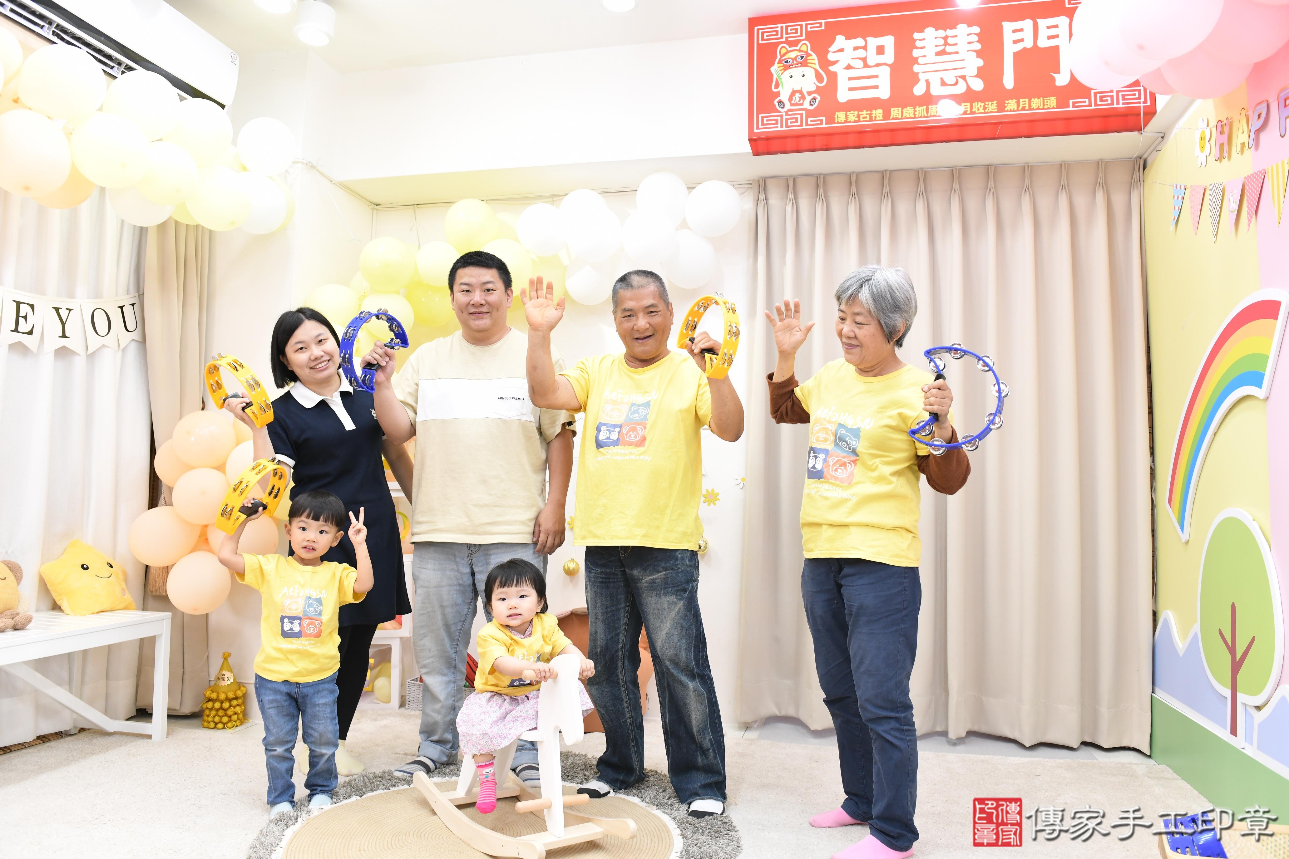 傳家手工印章高雄店、美式抓周、抓周道具、未來職業、滿周歲、小庭寶寶、高雄市、拍照、生日快樂