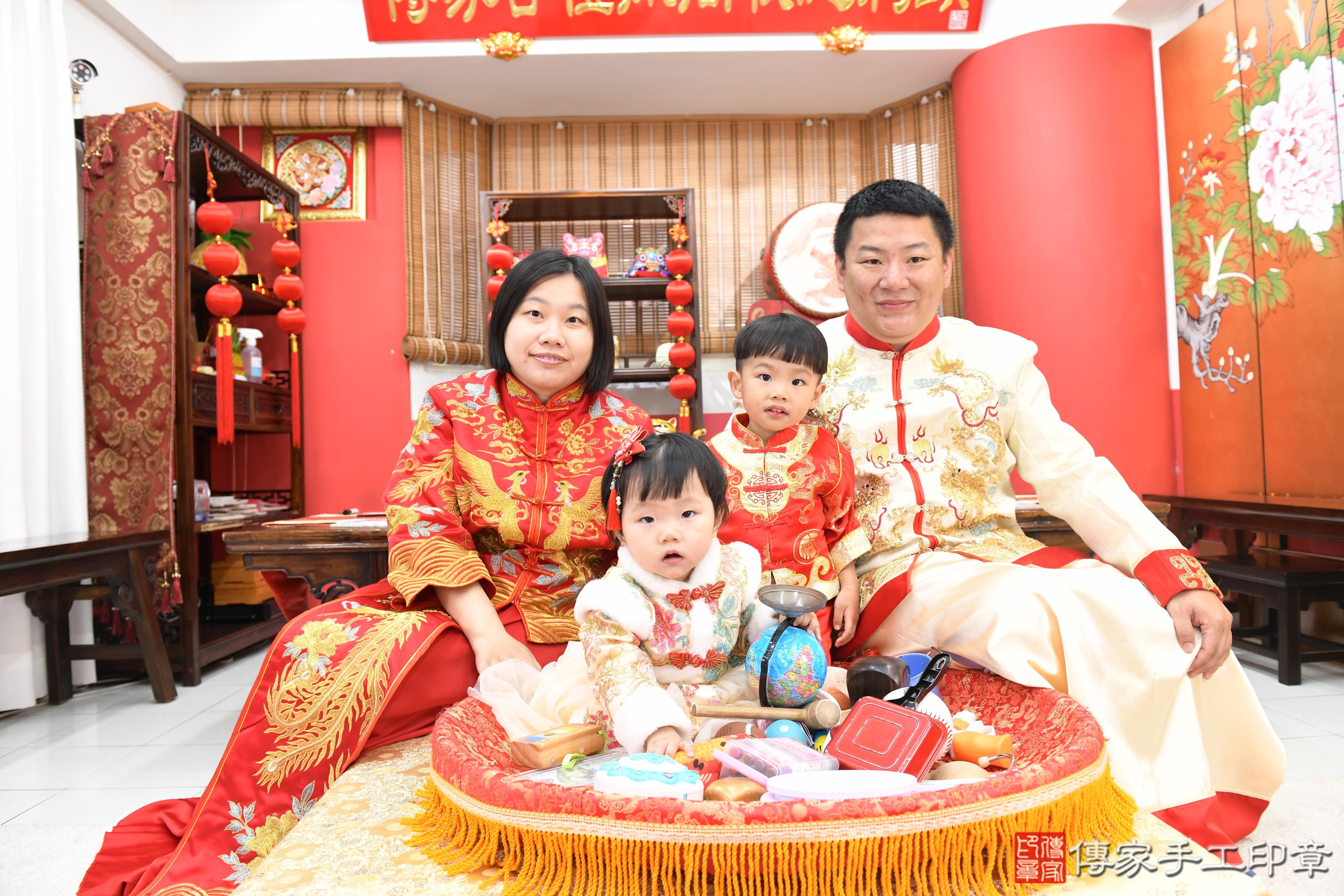 傳家手工印章高雄店、美式抓周、抓周道具、未來職業、滿周歲、小庭寶寶、高雄市、拍照、生日快樂