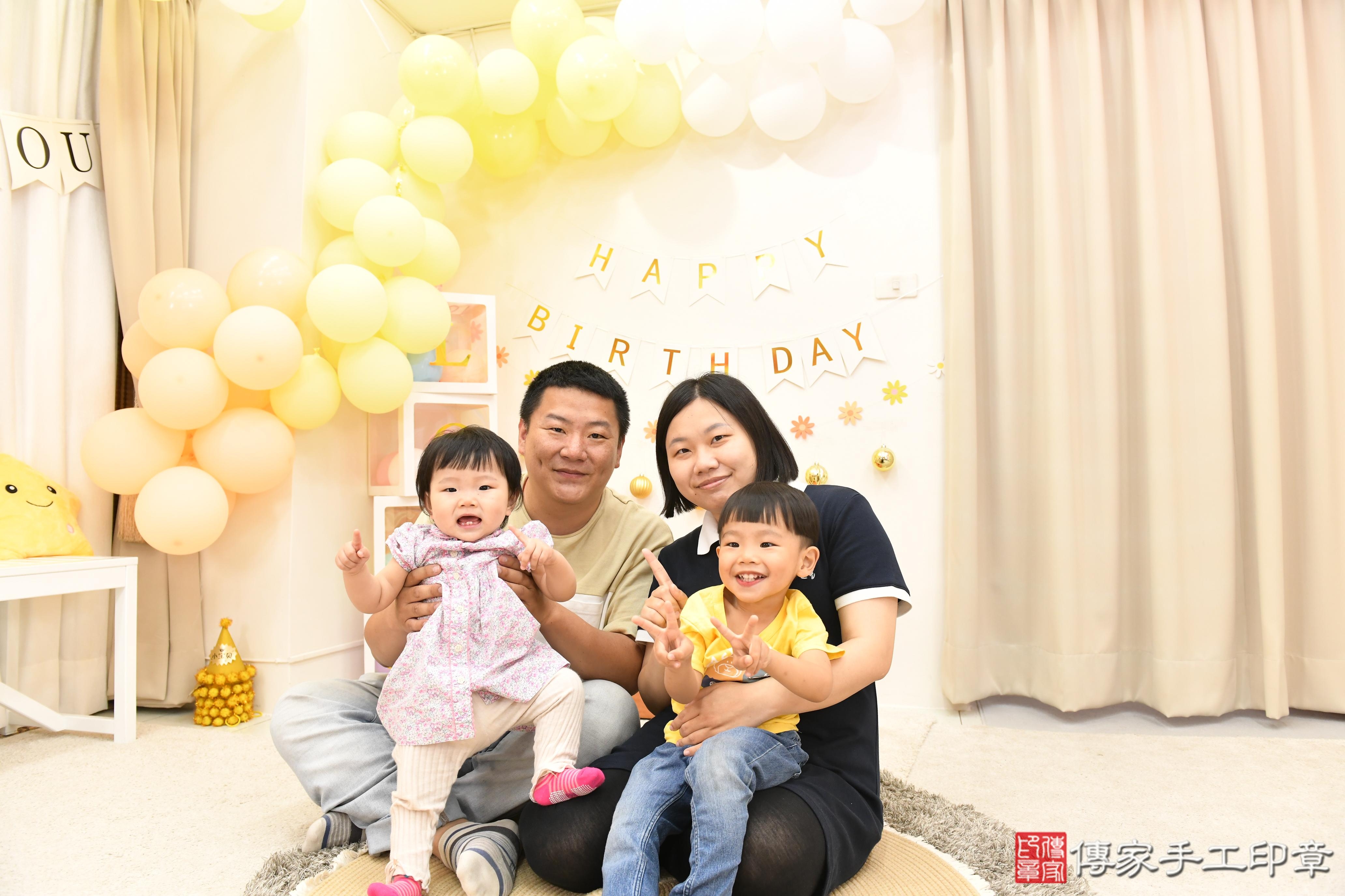 傳家手工印章高雄店、美式抓周、抓周道具、未來職業、滿周歲、小庭寶寶、高雄市、拍照、生日快樂