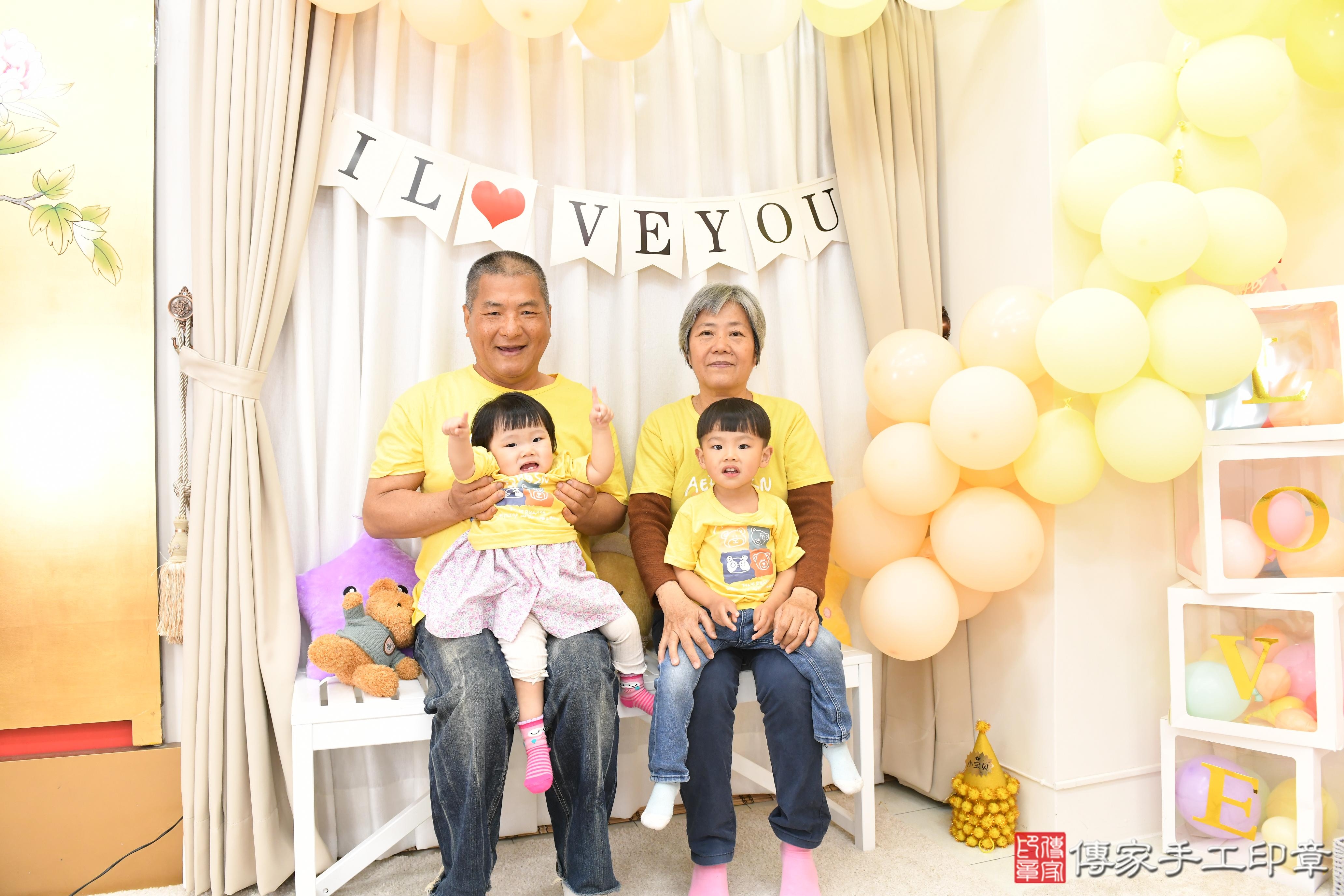 傳家手工印章高雄店、美式抓周、抓周道具、未來職業、滿周歲、小庭寶寶、高雄市、拍照、生日快樂
