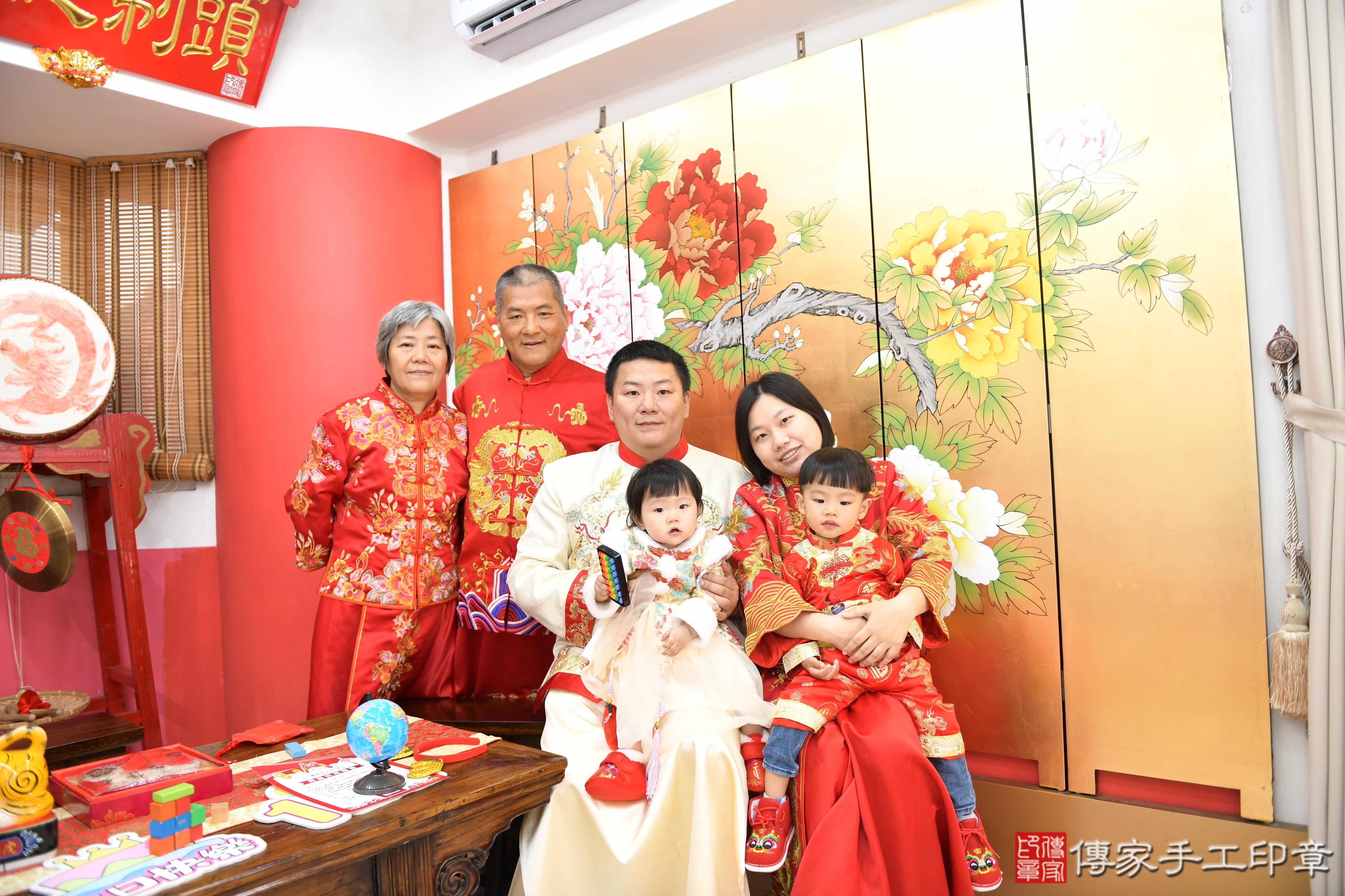 傳家手工印章高雄店、美式抓周、抓周道具、未來職業、滿周歲、小庭寶寶、高雄市、拍照、生日快樂