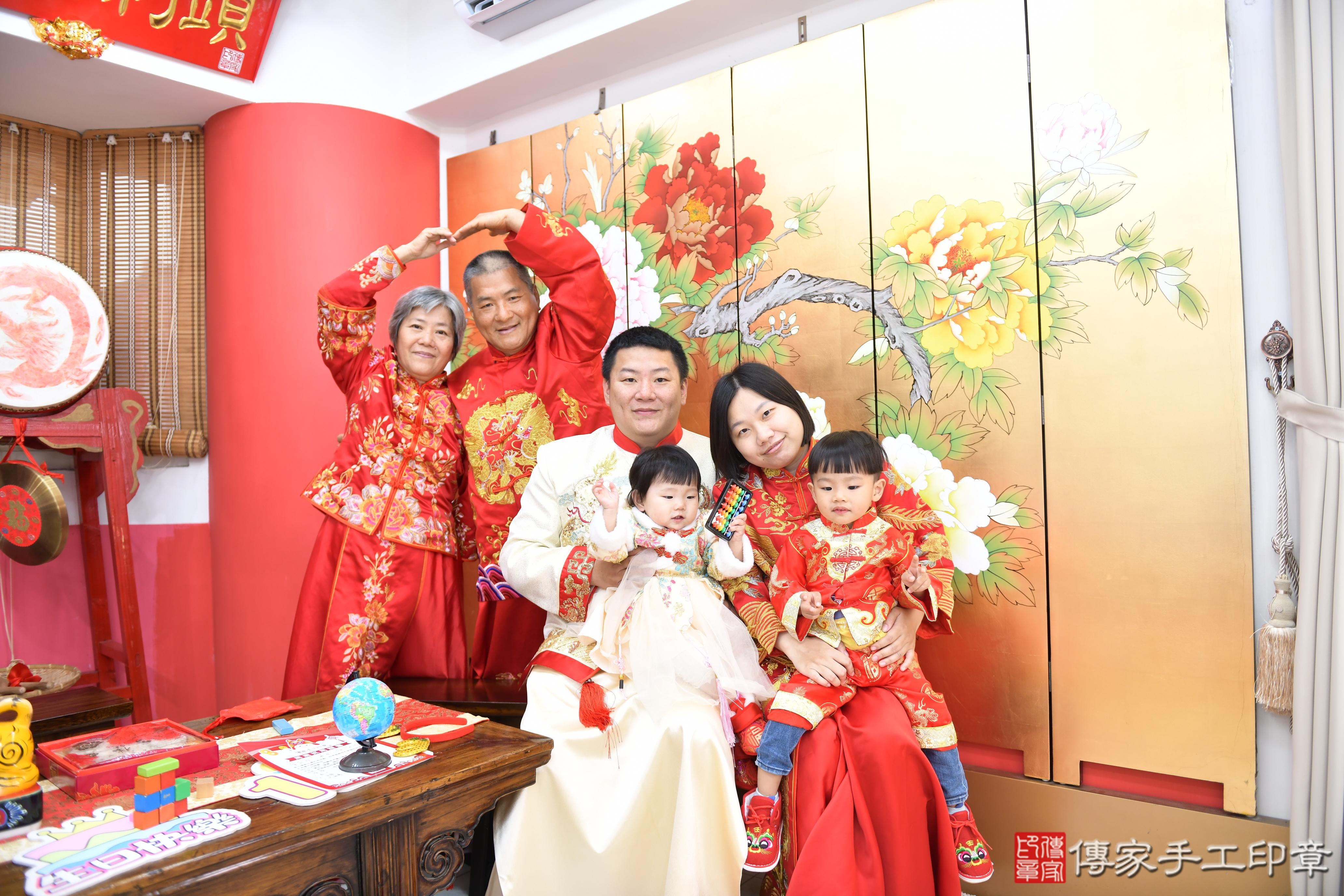 傳家手工印章高雄店、美式抓周、抓周道具、未來職業、滿周歲、小庭寶寶、高雄市、拍照、生日快樂