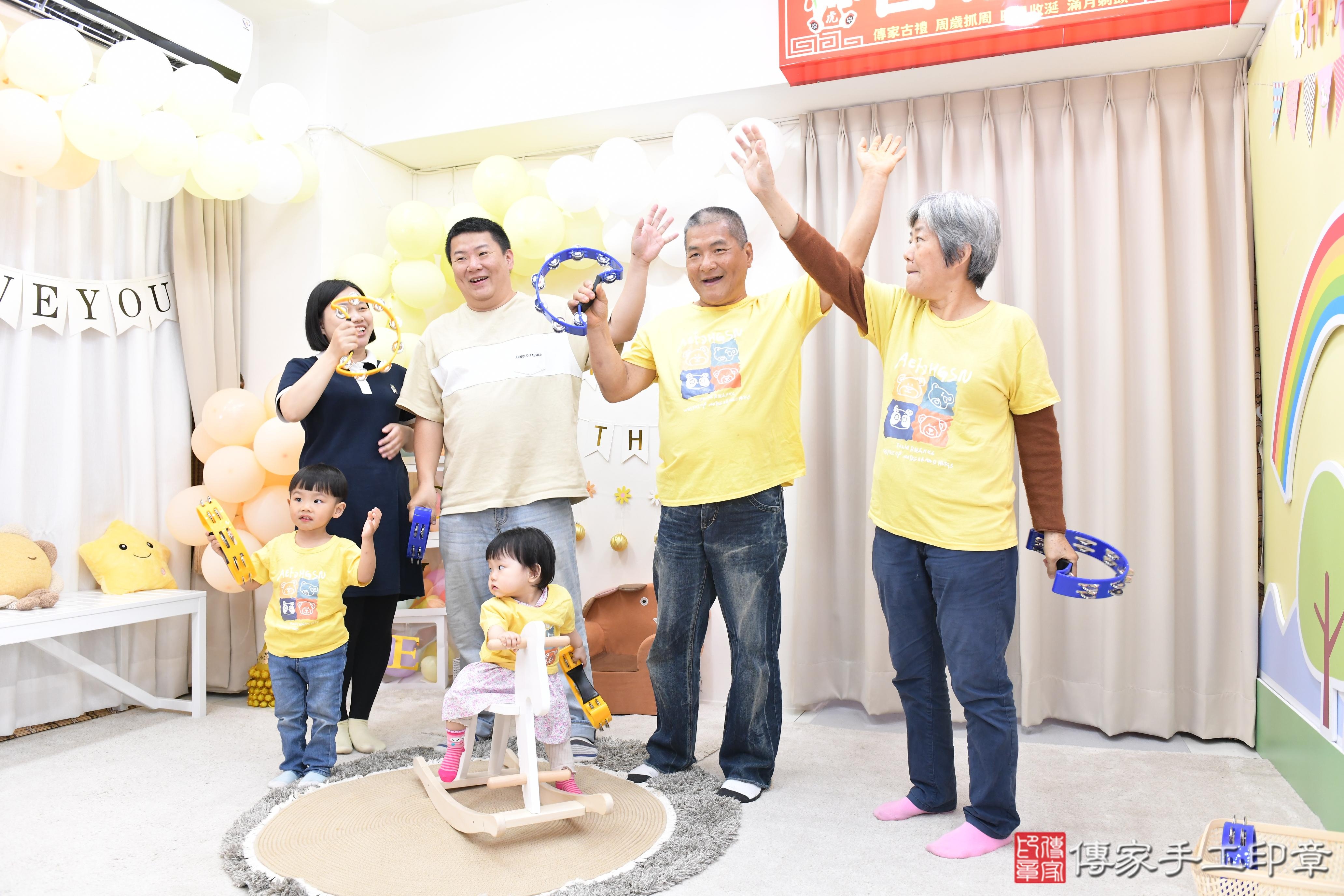 傳家手工印章高雄店、美式抓周、抓周道具、未來職業、滿周歲、小庭寶寶、高雄市、拍照、生日快樂