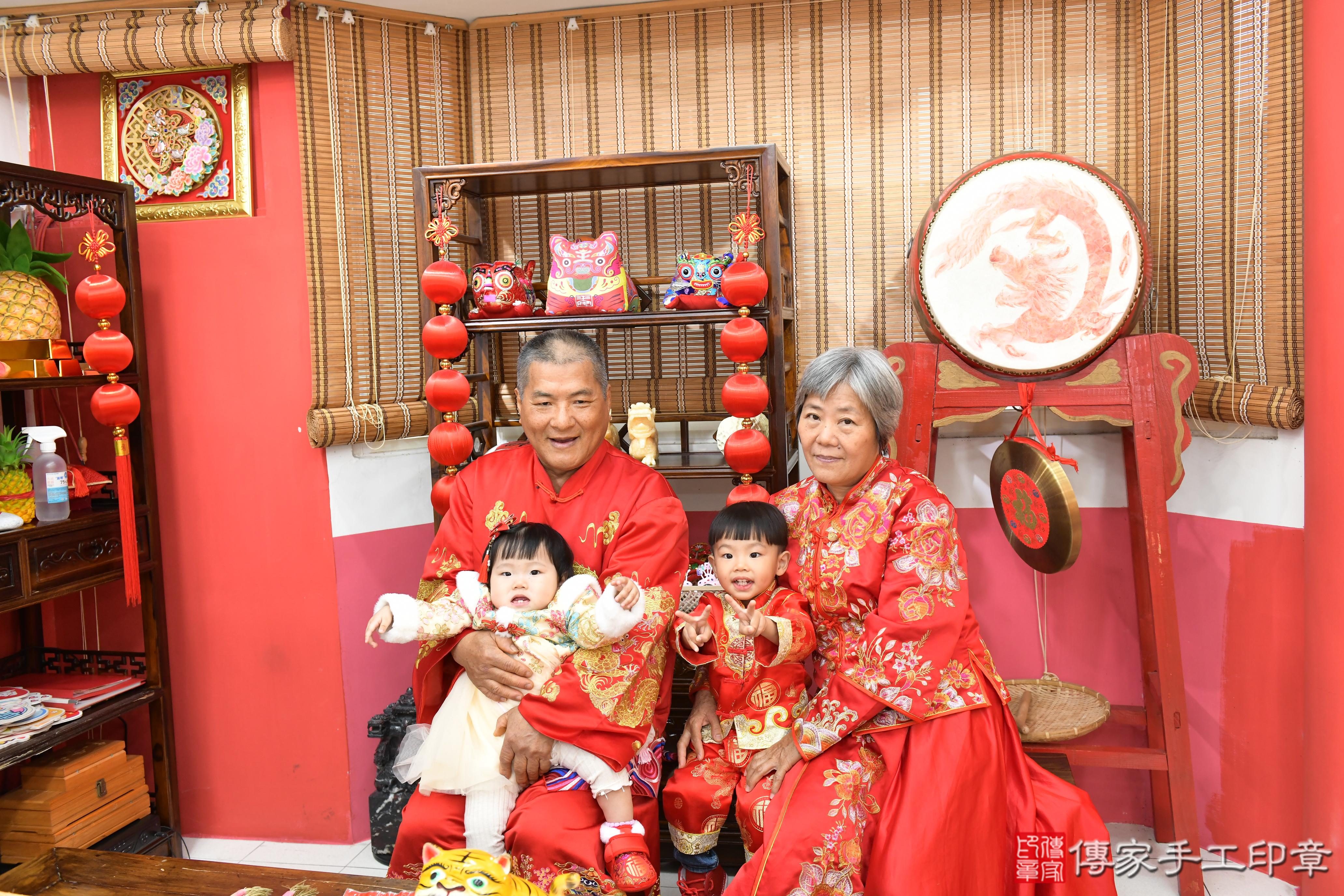 傳家手工印章高雄店、美式抓周、抓周道具、未來職業、滿周歲、小庭寶寶、高雄市、拍照、生日快樂