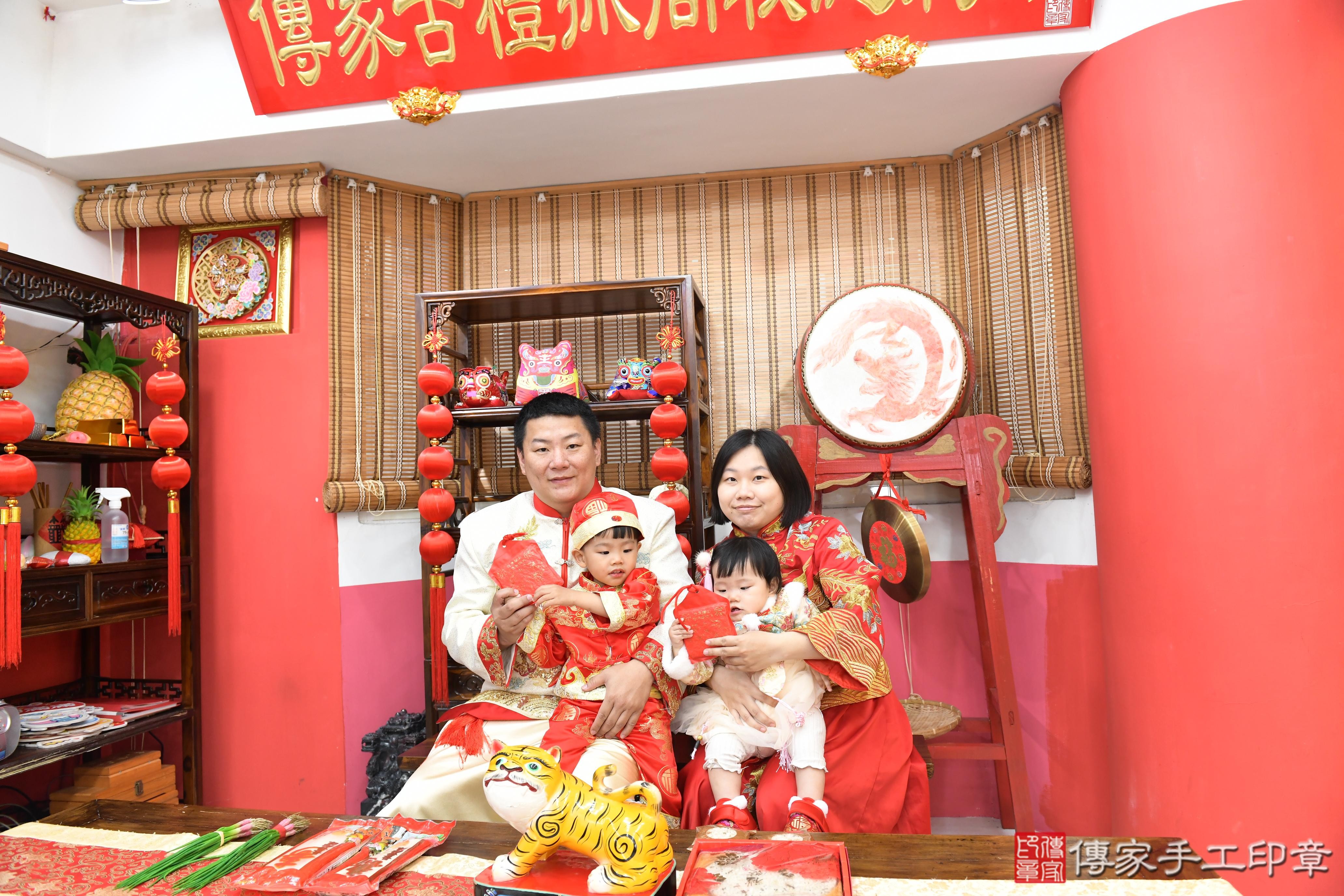 傳家手工印章高雄店、美式抓周、抓周道具、未來職業、滿周歲、小庭寶寶、高雄市、拍照、生日快樂