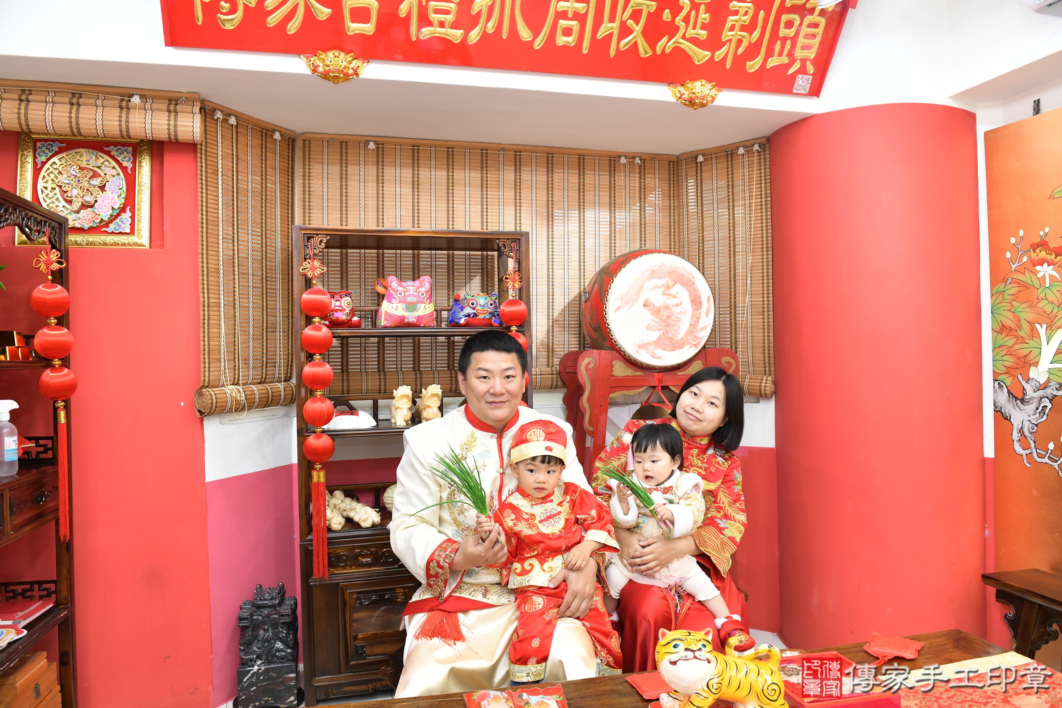 傳家手工印章高雄店、美式抓周、抓周道具、未來職業、滿周歲、小庭寶寶、高雄市、拍照、生日快樂
