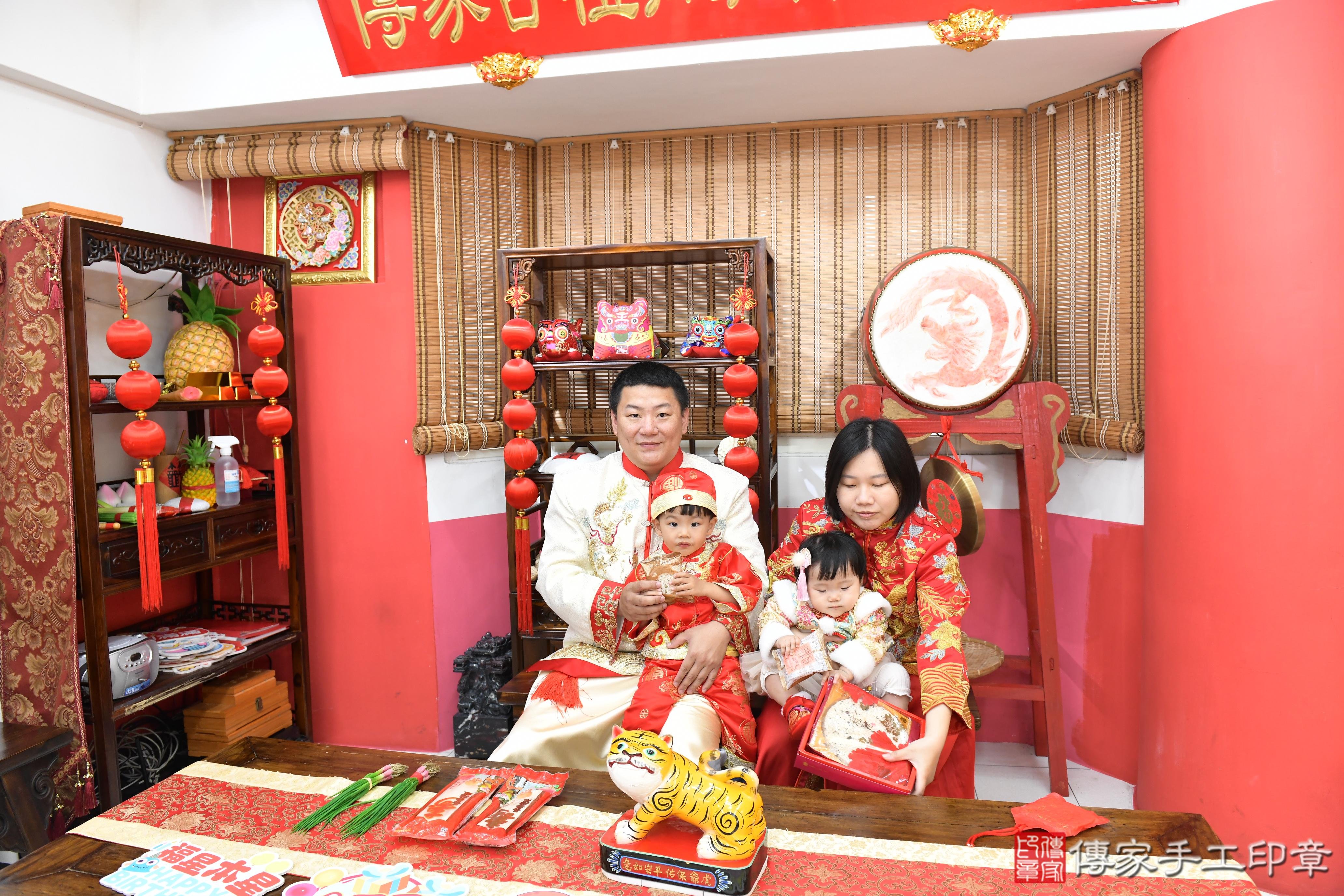 傳家手工印章高雄店、美式抓周、抓周道具、未來職業、滿周歲、小庭寶寶、高雄市、拍照、生日快樂