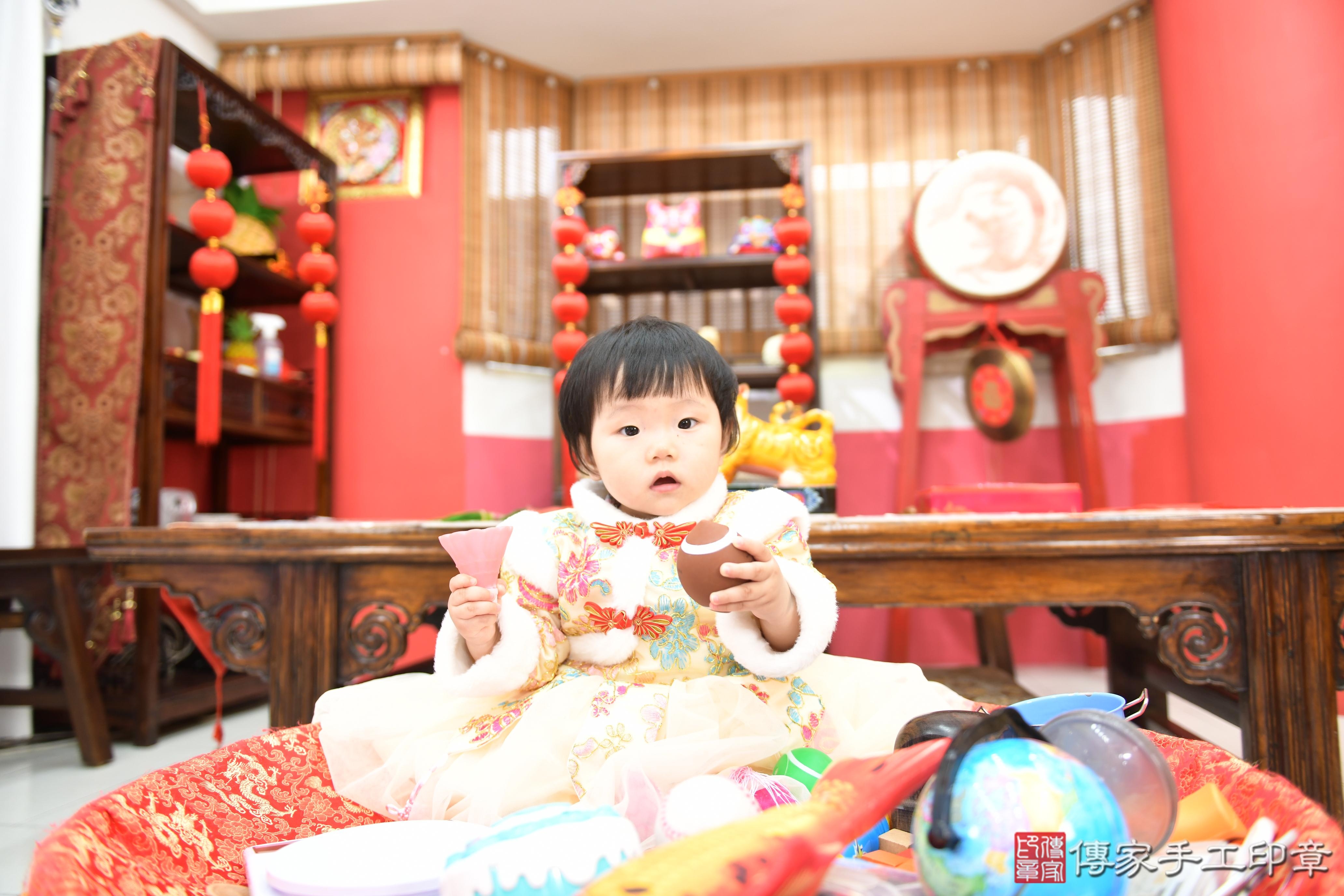 傳家手工印章高雄店、美式抓周、抓周道具、未來職業、滿周歲、小庭寶寶、高雄市、拍照、生日快樂