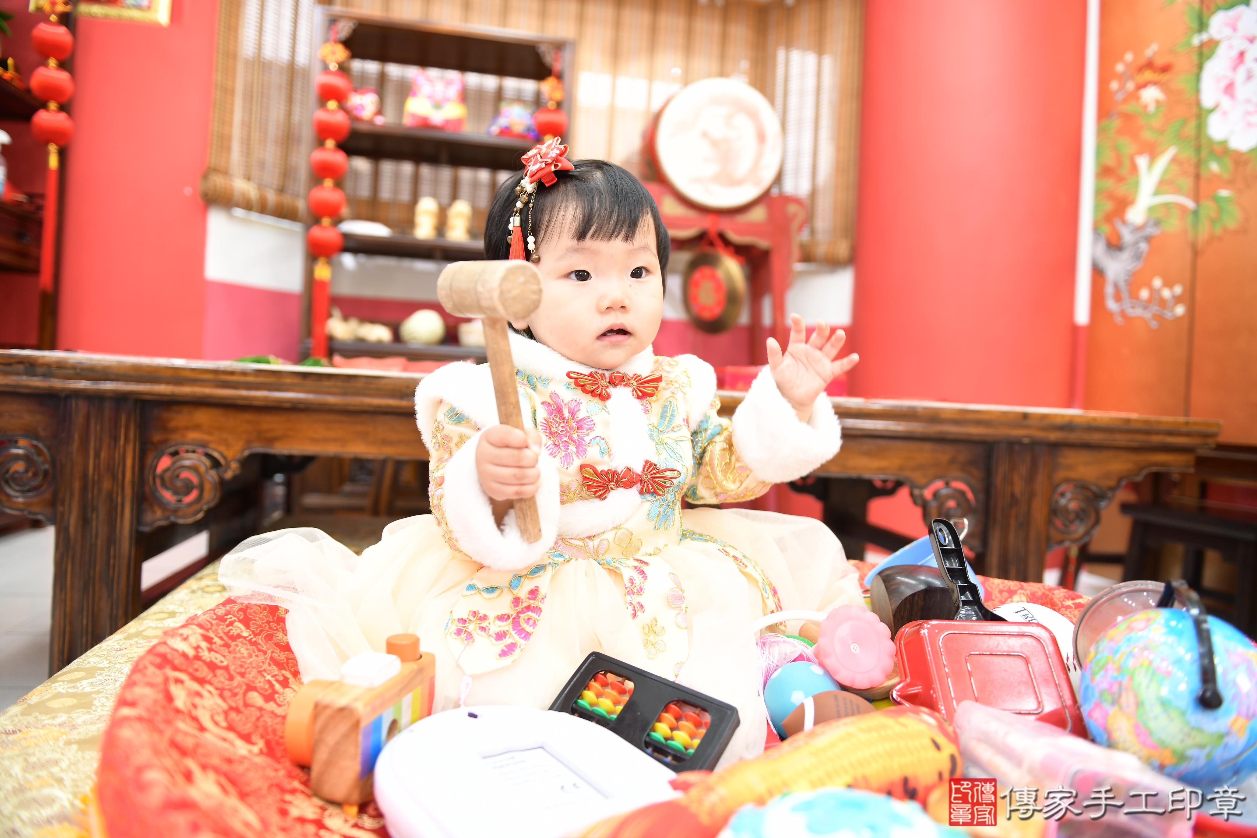 傳家手工印章高雄店、美式抓周、抓周道具、未來職業、滿周歲、小庭寶寶、高雄市、拍照、生日快樂