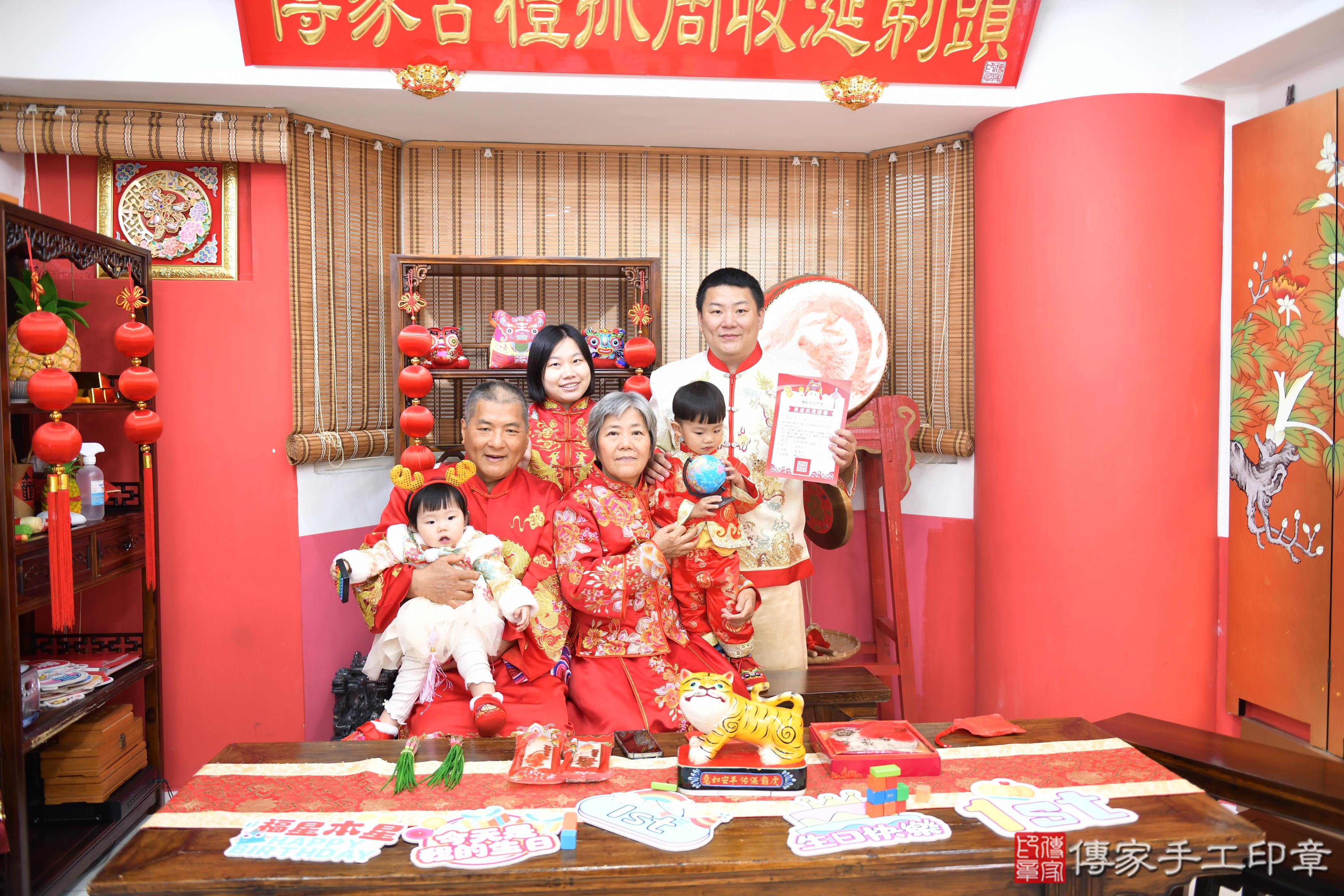 傳家手工印章高雄店、美式抓周、抓周道具、未來職業、滿周歲、小庭寶寶、高雄市、拍照、生日快樂