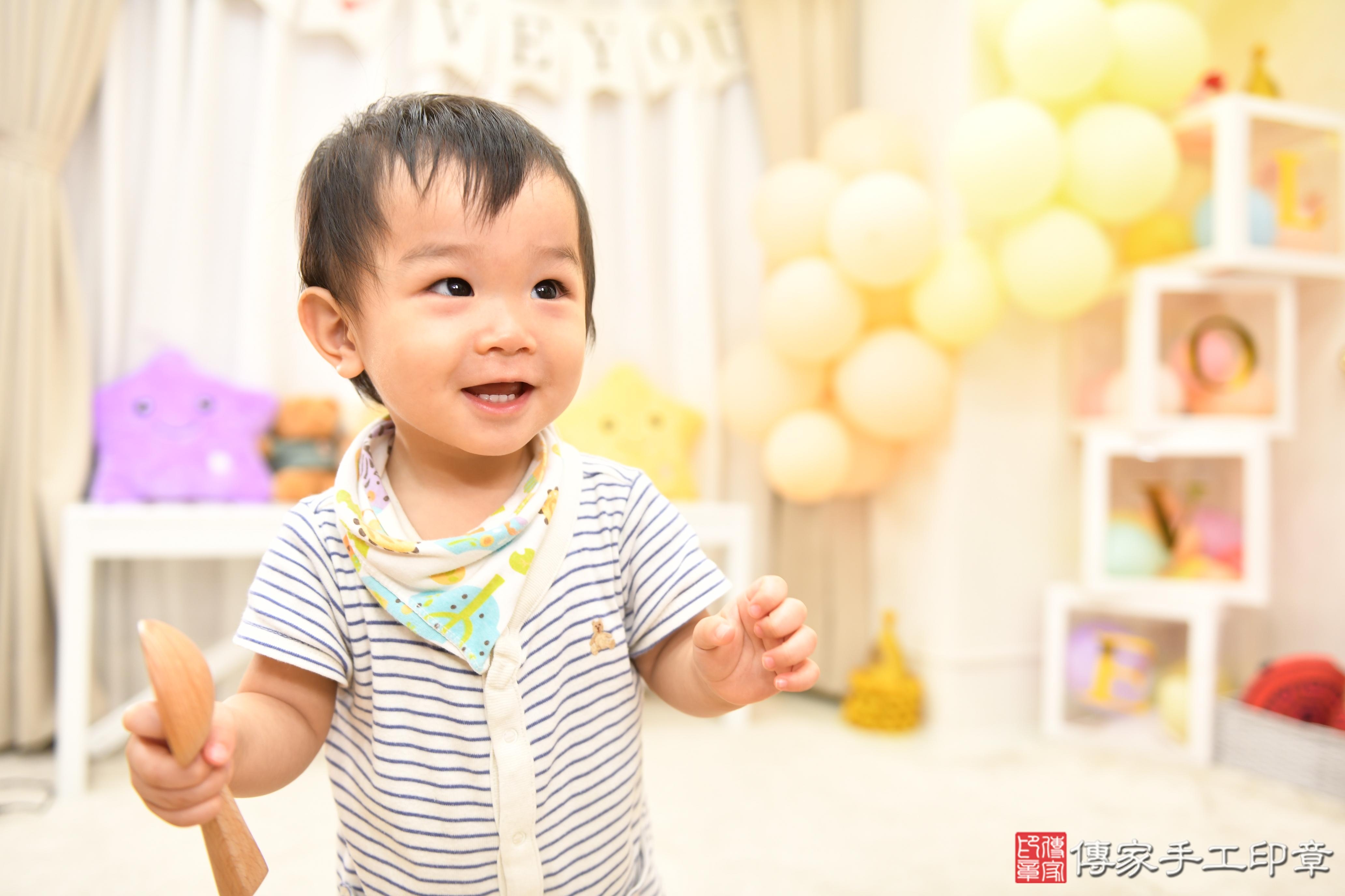 傳家手工印章高雄店、美式抓周、抓周道具、未來職業、滿周歲、瑋瑋寶寶、高雄市、拍照、生日快樂