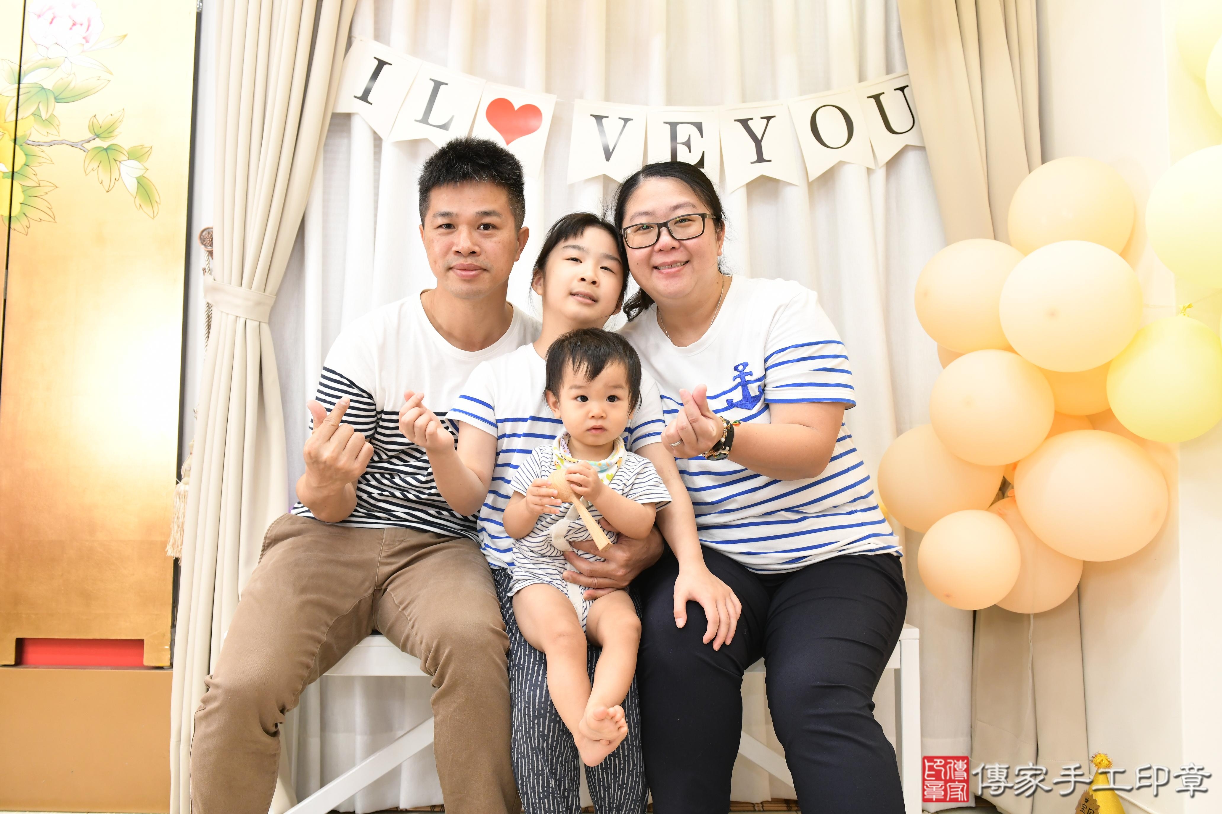 傳家手工印章高雄店、美式抓周、抓周道具、未來職業、滿周歲、瑋瑋寶寶、高雄市、拍照、生日快樂