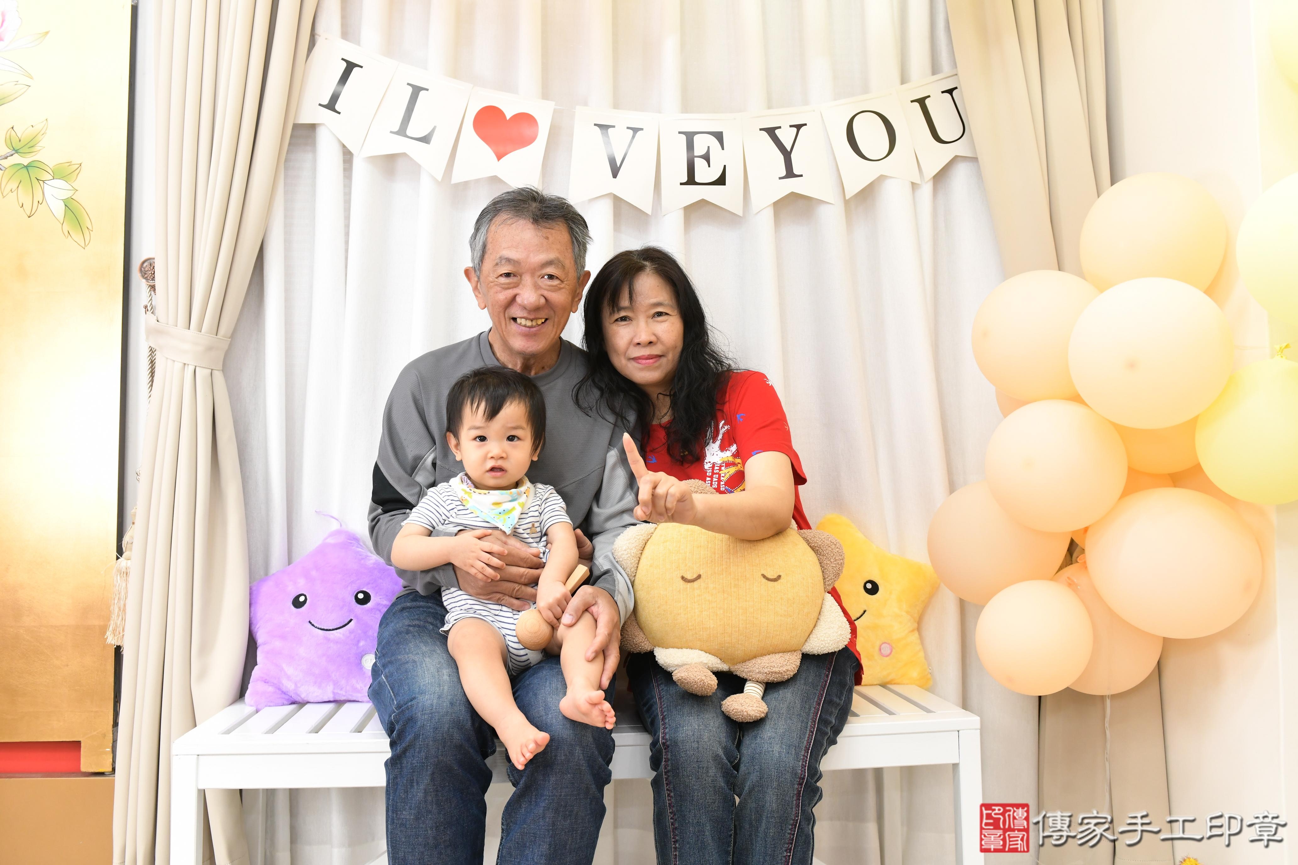 傳家手工印章高雄店、美式抓周、抓周道具、未來職業、滿周歲、瑋瑋寶寶、高雄市、拍照、生日快樂
