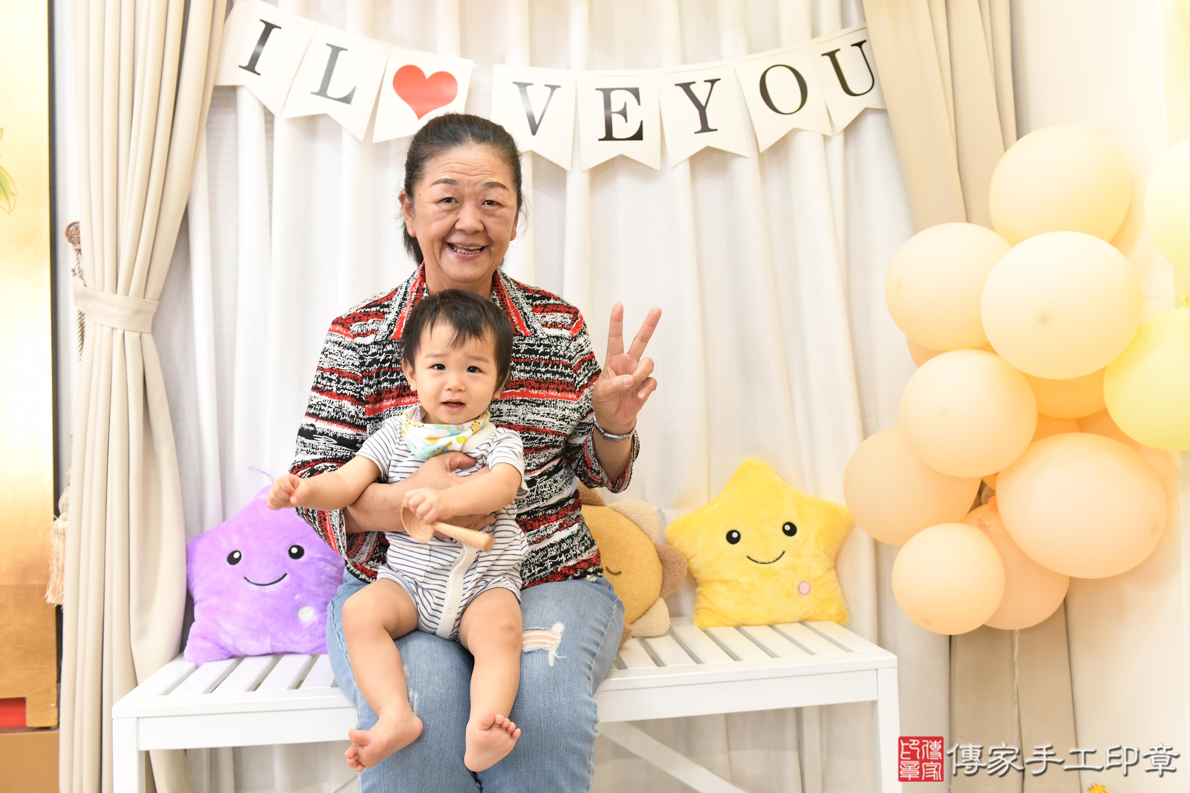 傳家手工印章高雄店、美式抓周、抓周道具、未來職業、滿周歲、瑋瑋寶寶、高雄市、拍照、生日快樂
