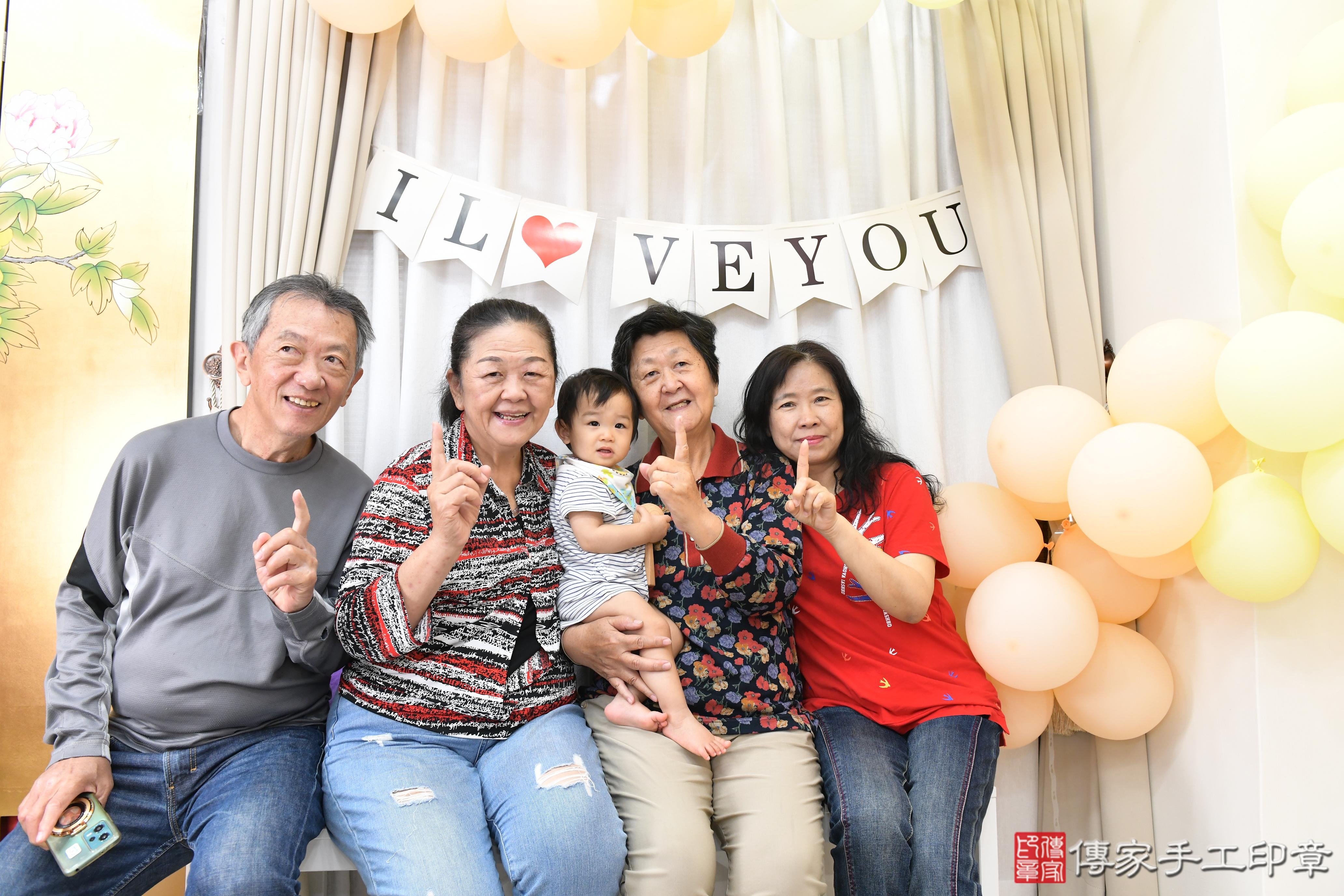 傳家手工印章高雄店、美式抓周、抓周道具、未來職業、滿周歲、瑋瑋寶寶、高雄市、拍照、生日快樂