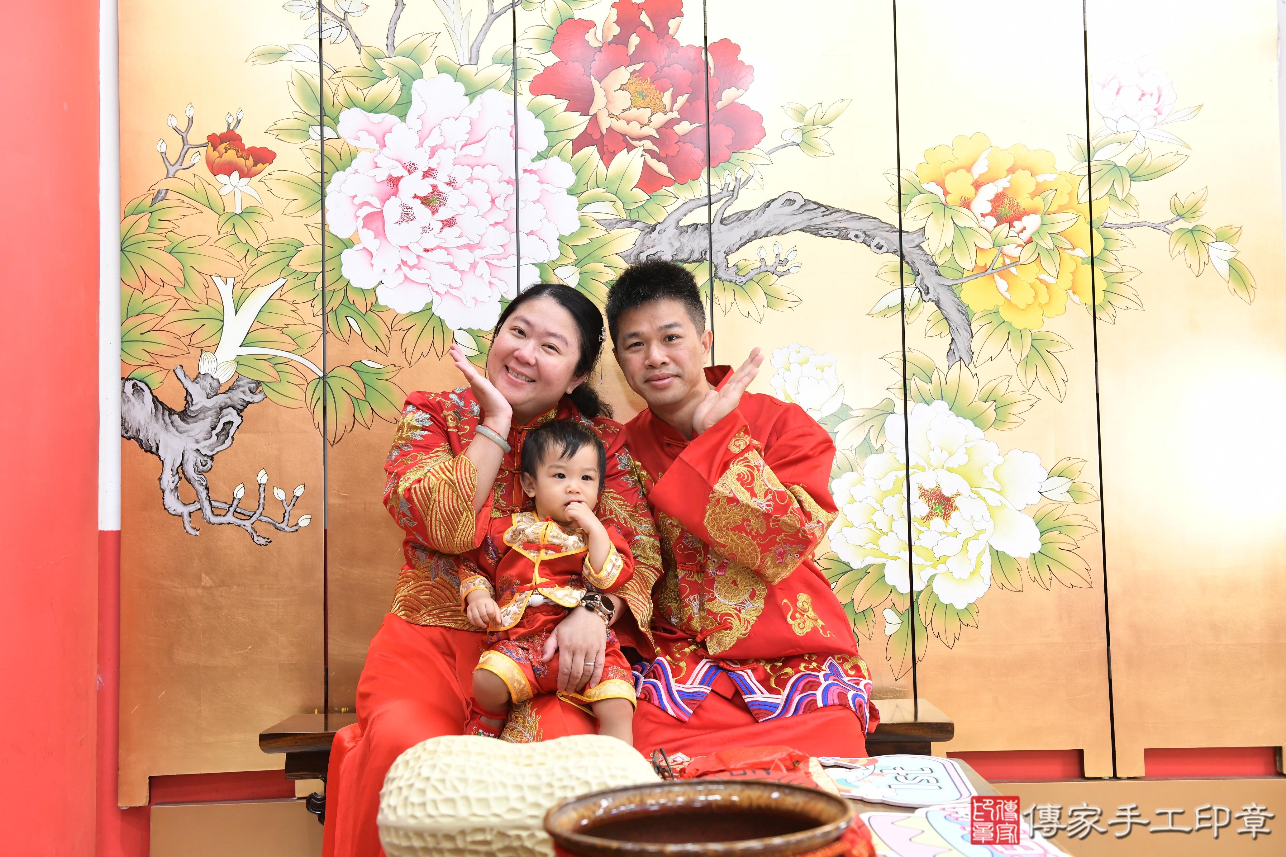 傳家手工印章高雄店、美式抓周、抓周道具、未來職業、滿周歲、瑋瑋寶寶、高雄市、拍照、生日快樂