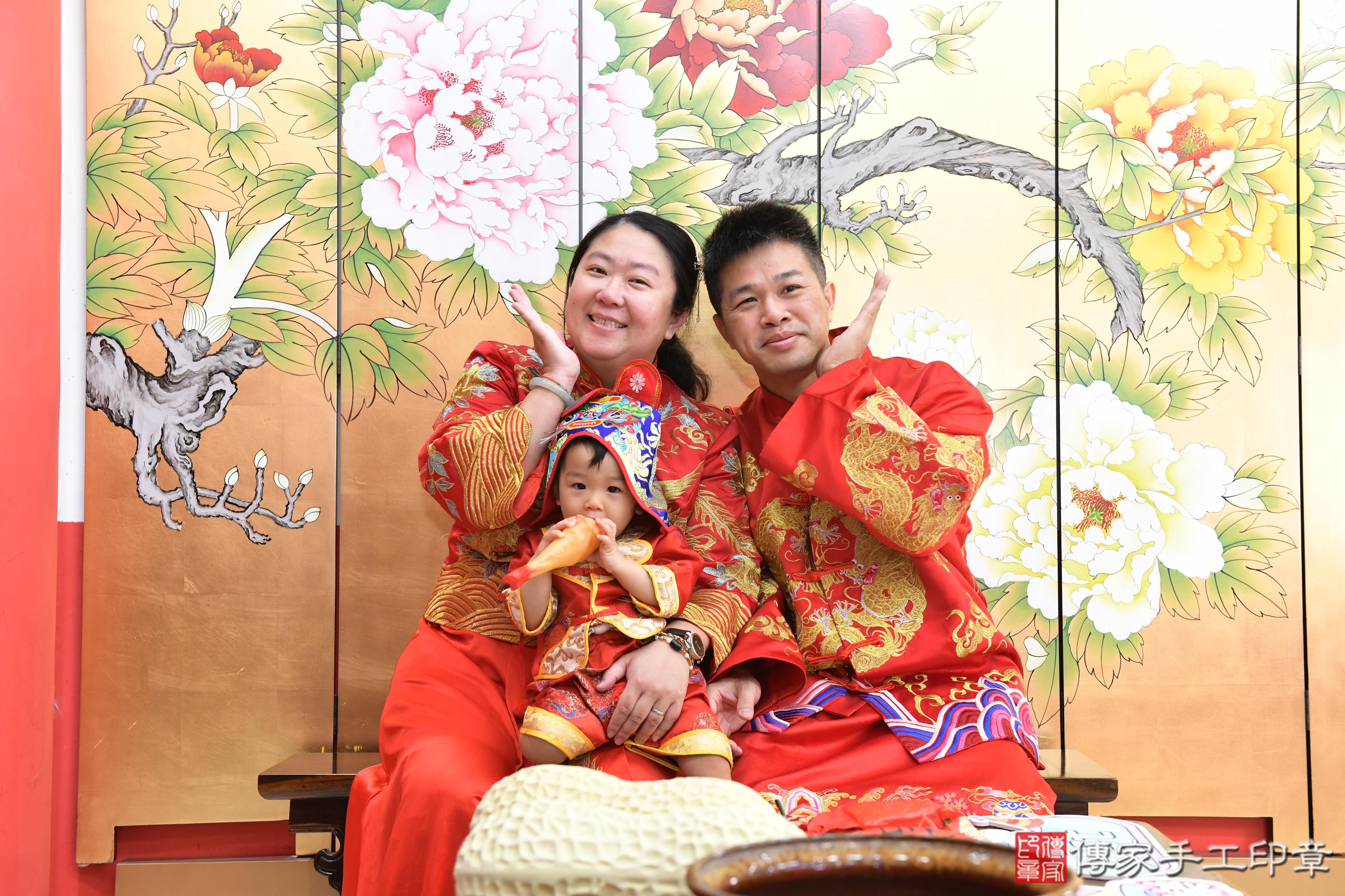 傳家手工印章高雄店、美式抓周、抓周道具、未來職業、滿周歲、瑋瑋寶寶、高雄市、拍照、生日快樂