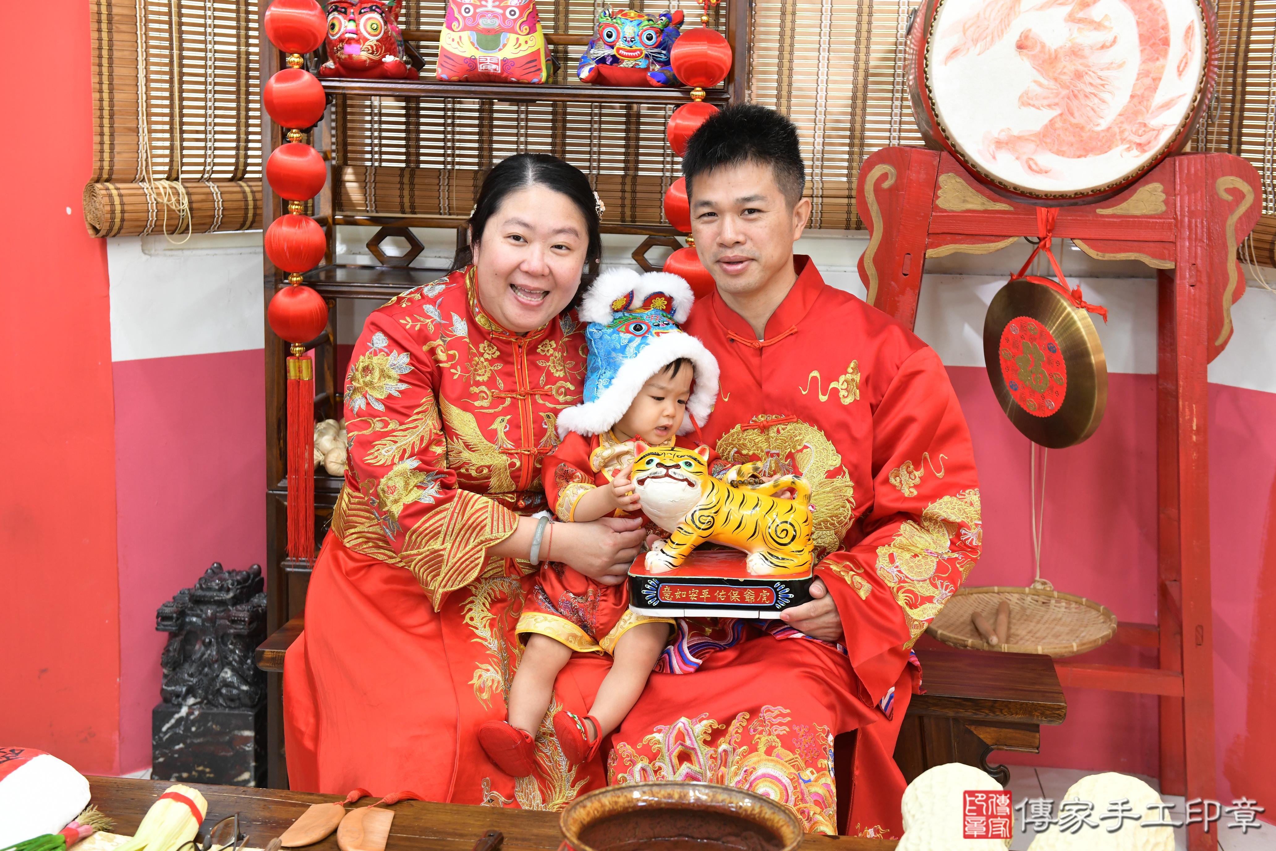 傳家手工印章高雄店、美式抓周、抓周道具、未來職業、滿周歲、瑋瑋寶寶、高雄市、拍照、生日快樂