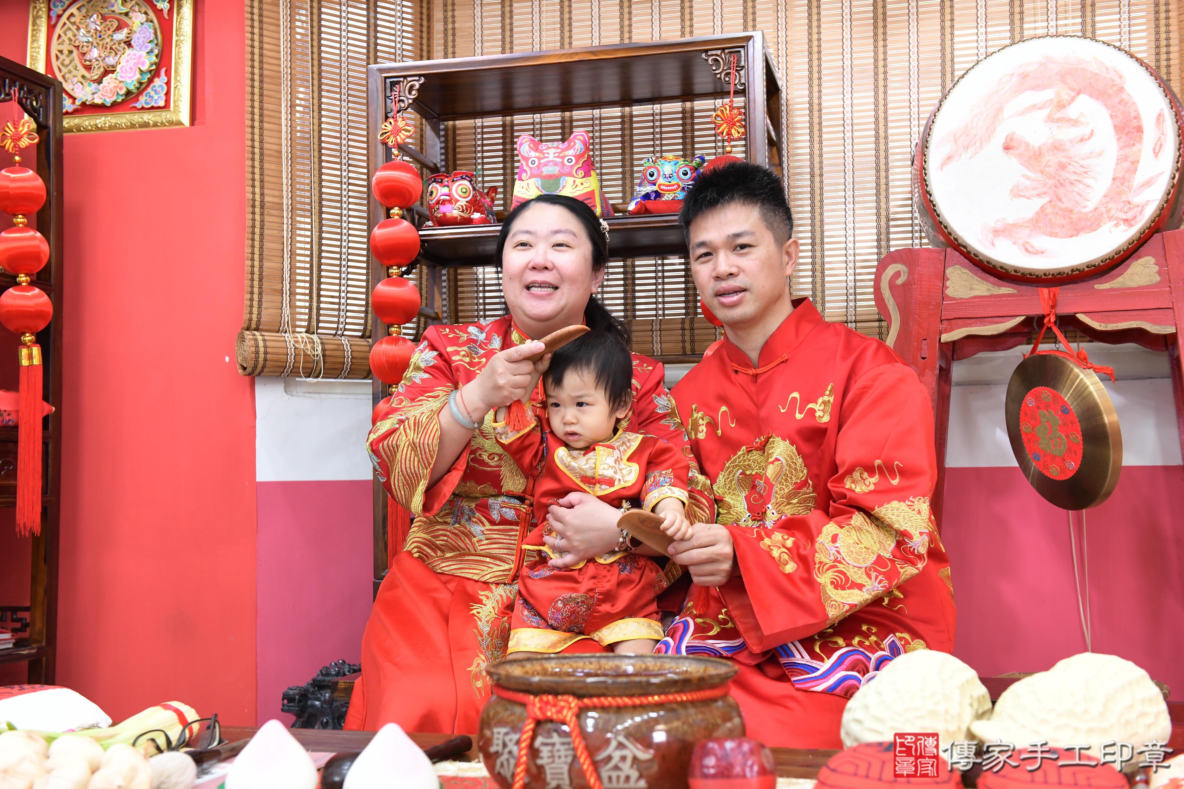 傳家手工印章高雄店、美式抓周、抓周道具、未來職業、滿周歲、瑋瑋寶寶、高雄市、拍照、生日快樂