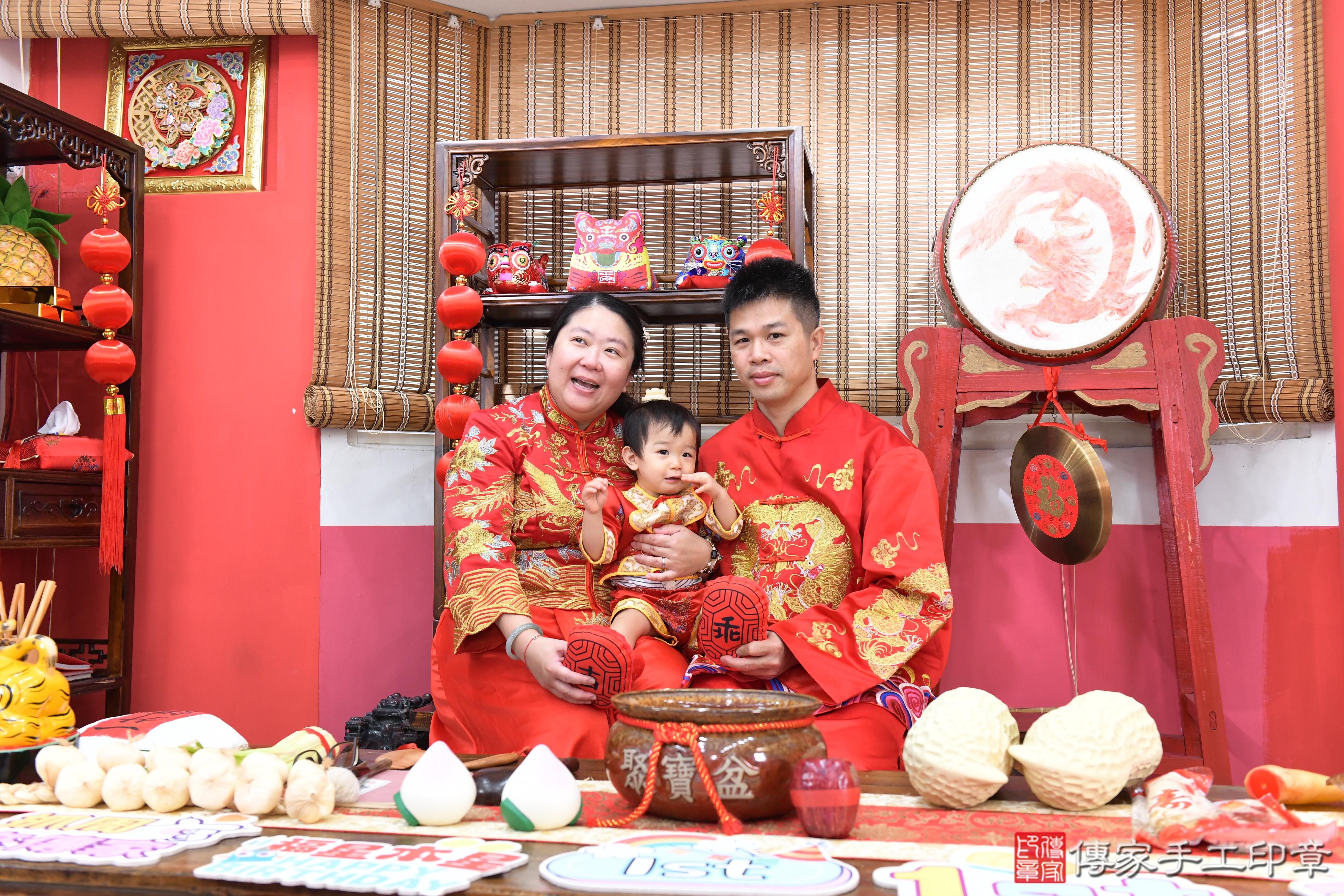 傳家手工印章高雄店、美式抓周、抓周道具、未來職業、滿周歲、瑋瑋寶寶、高雄市、拍照、生日快樂