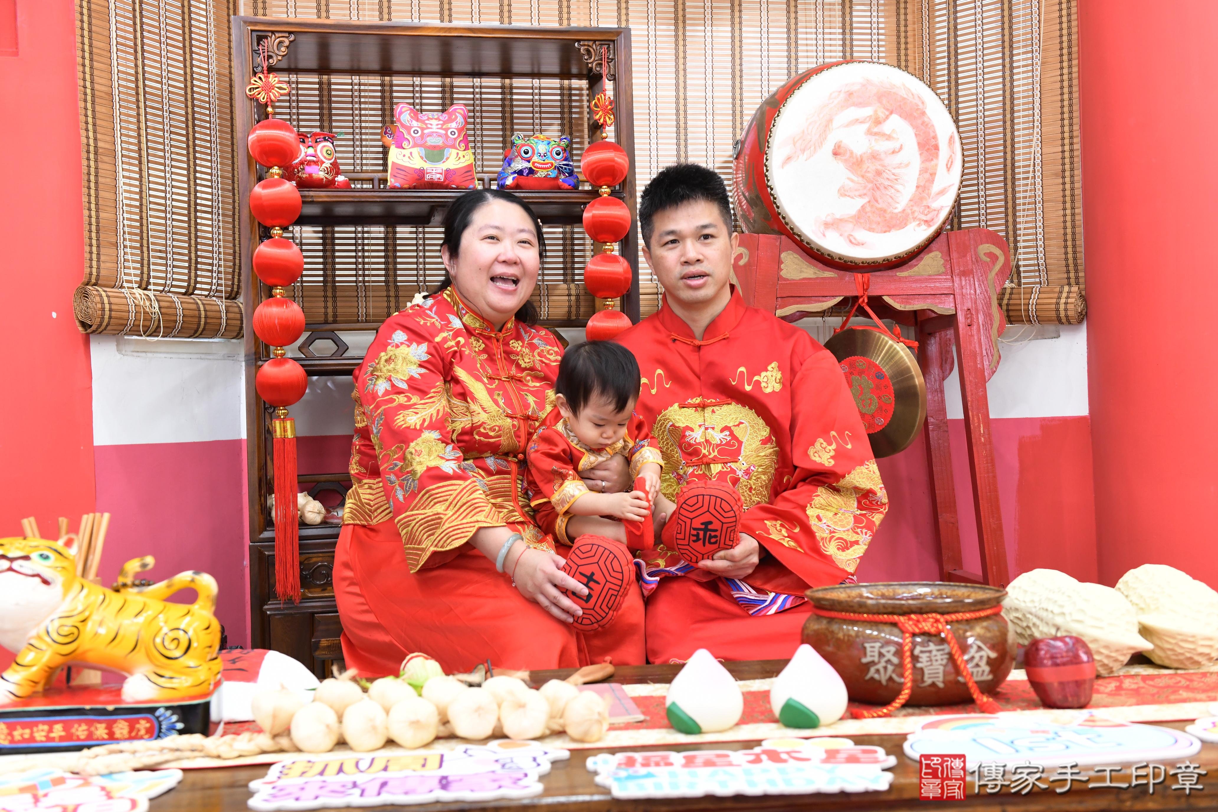 傳家手工印章高雄店、美式抓周、抓周道具、未來職業、滿周歲、瑋瑋寶寶、高雄市、拍照、生日快樂