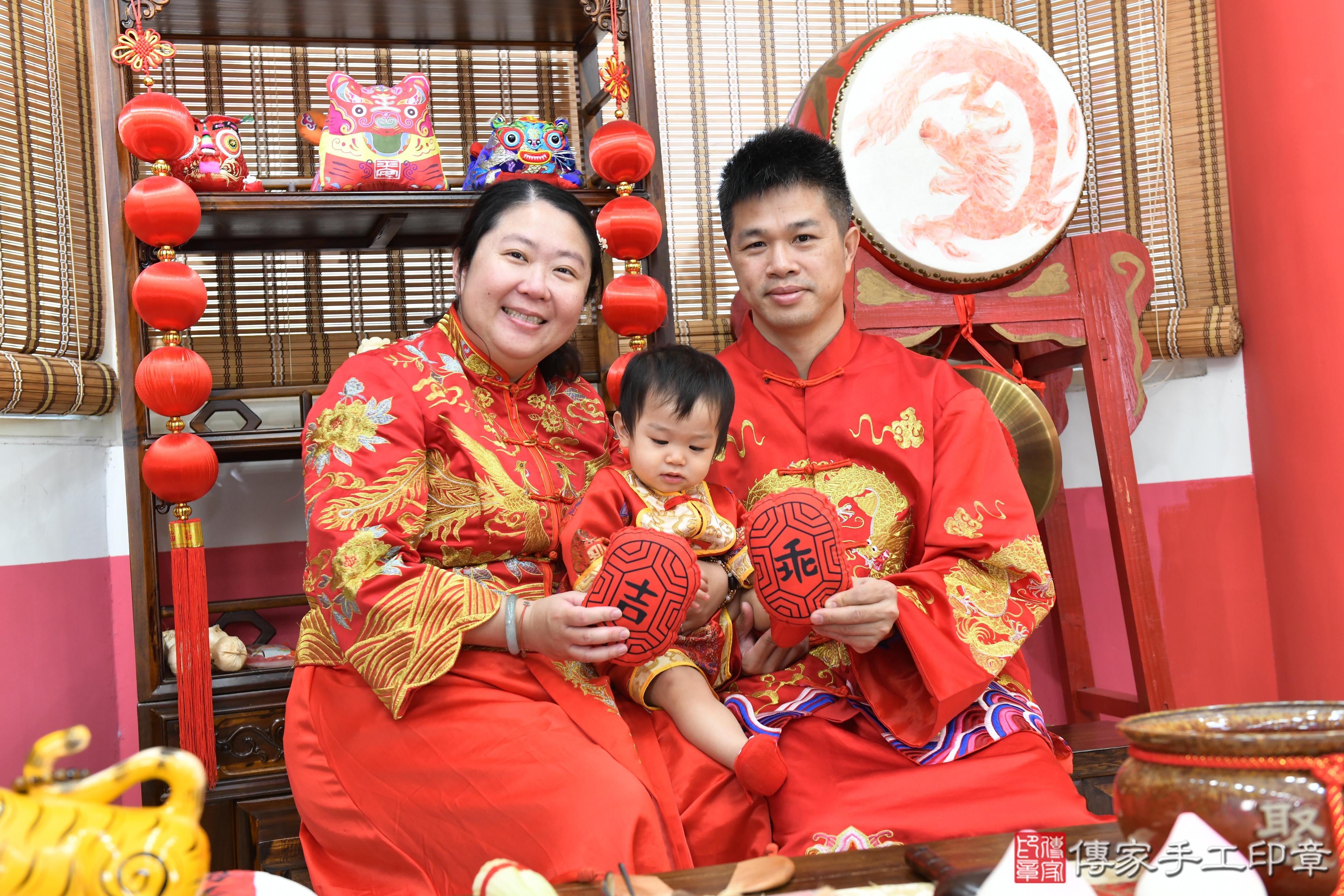 傳家手工印章高雄店、美式抓周、抓周道具、未來職業、滿周歲、瑋瑋寶寶、高雄市、拍照、生日快樂